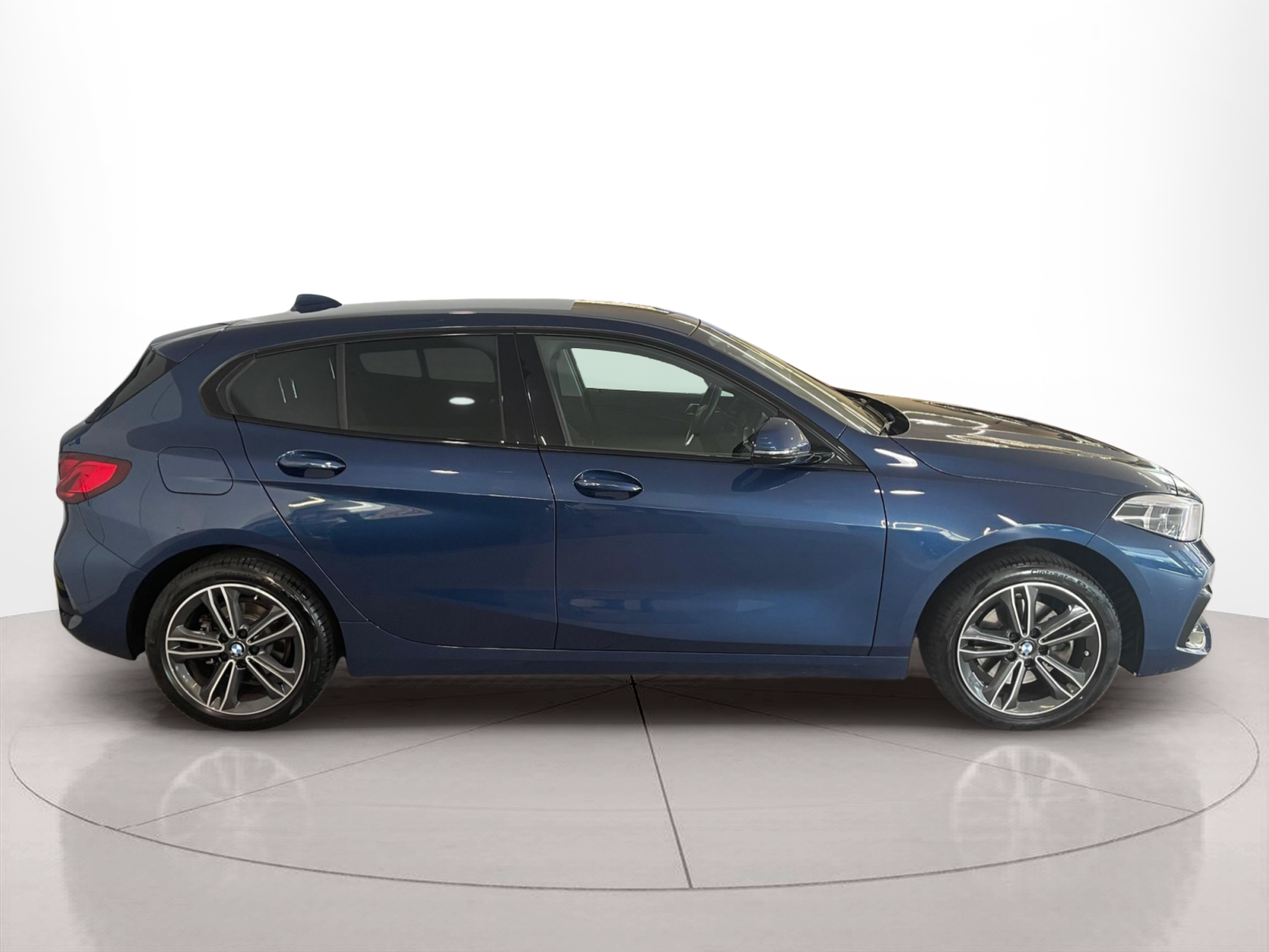 Fotos de BMW Série 1 116d color Azul. Año 2024. 85KW(116CV). Diesel. En concesionario Santogal Carnaxide de Oeiras