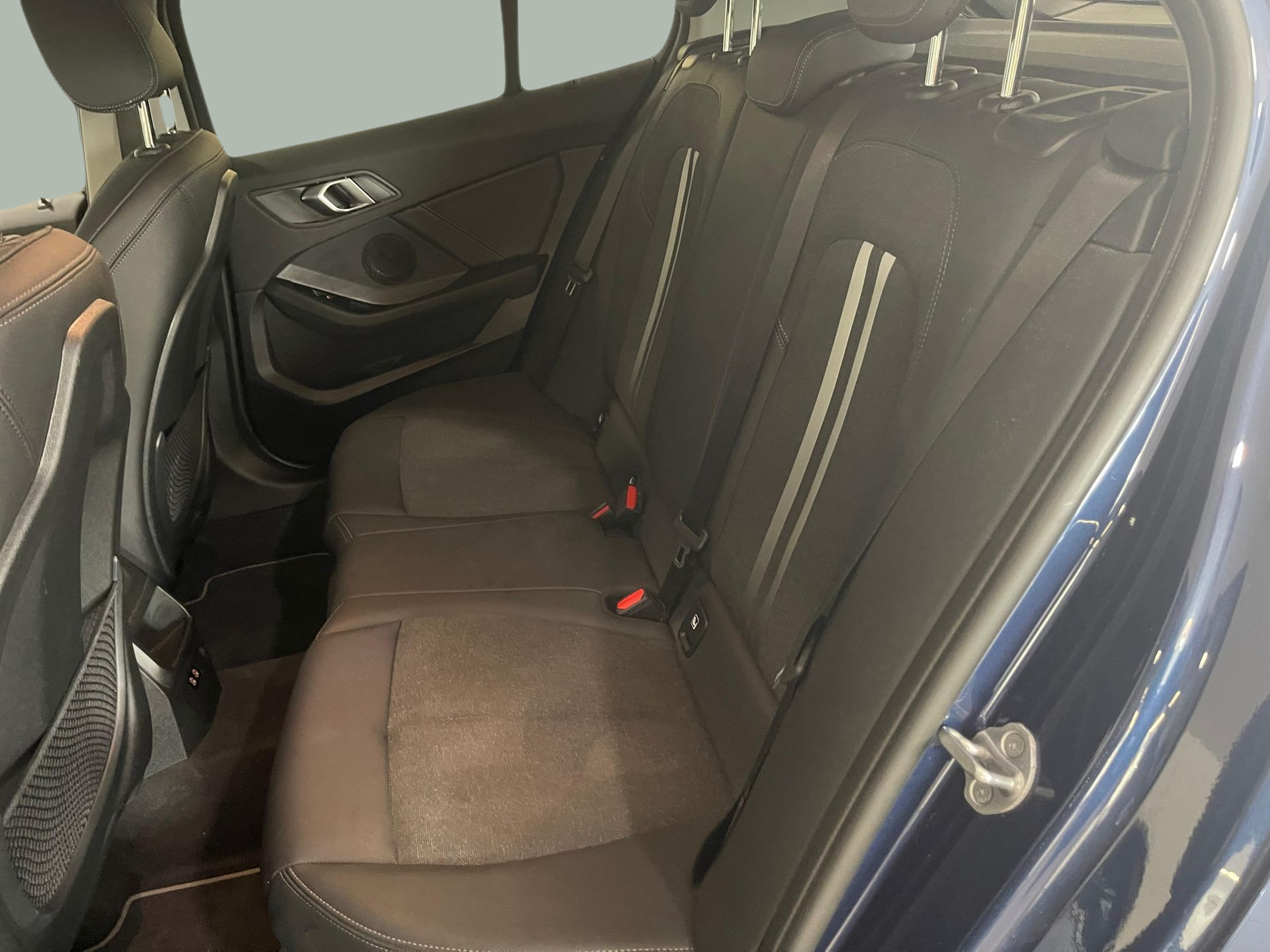 BMW Série 1 116d color Azul. Año 2024. 85KW(116CV). Diesel. En concesionario Santogal Carnaxide de Oeiras