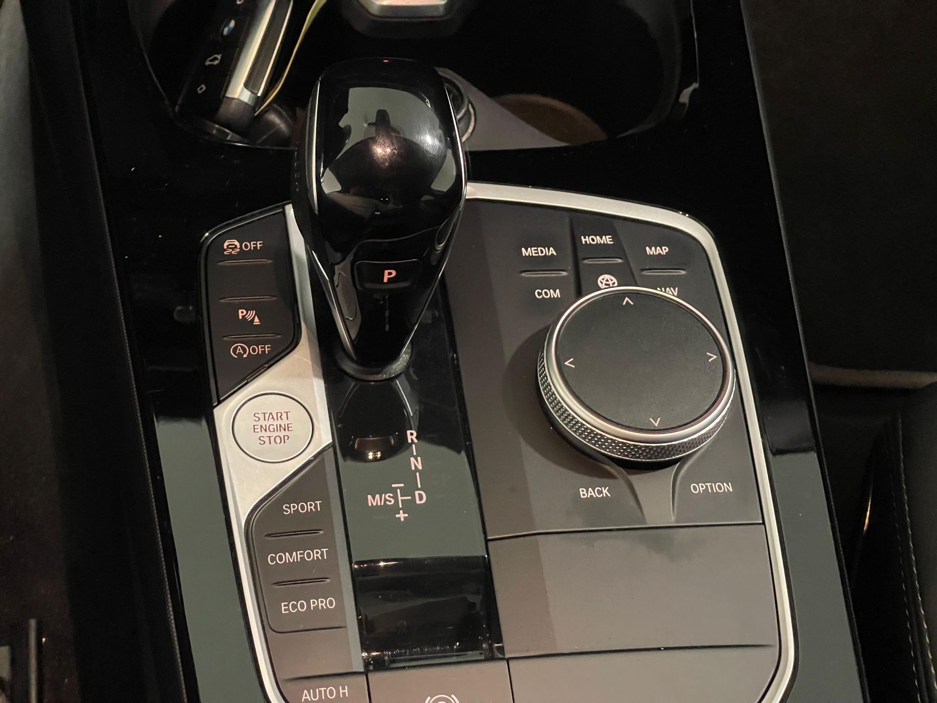 BMW Série 1 116d color Azul. Año 2024. 85KW(116CV). Diesel. En concesionario Santogal Carnaxide de Oeiras