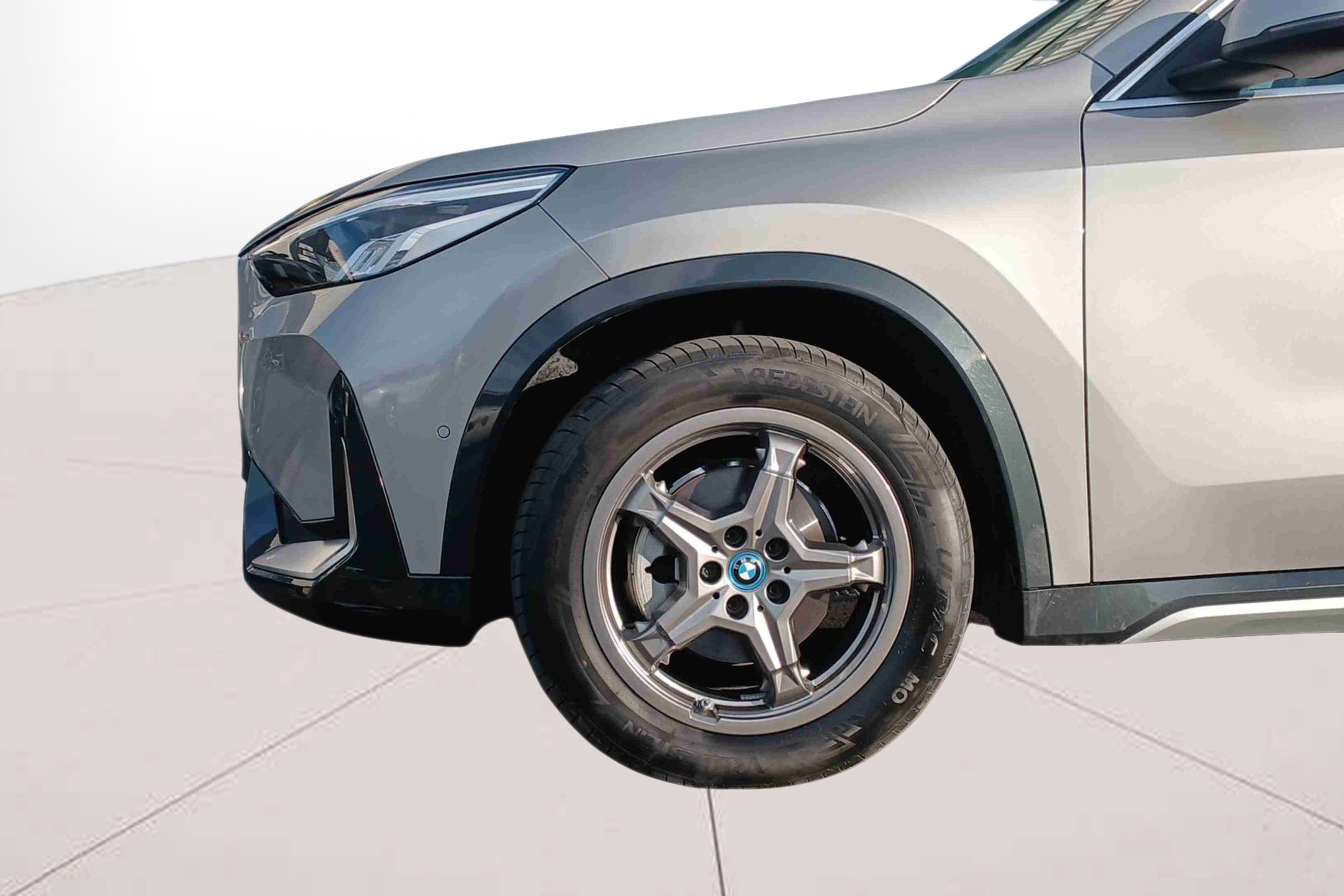 BMW iX1 eDrive20 color Gris Plata. Año 2024. 150KW(204CV). Elétrico. En concesionario Santogal Seixal de Seixal