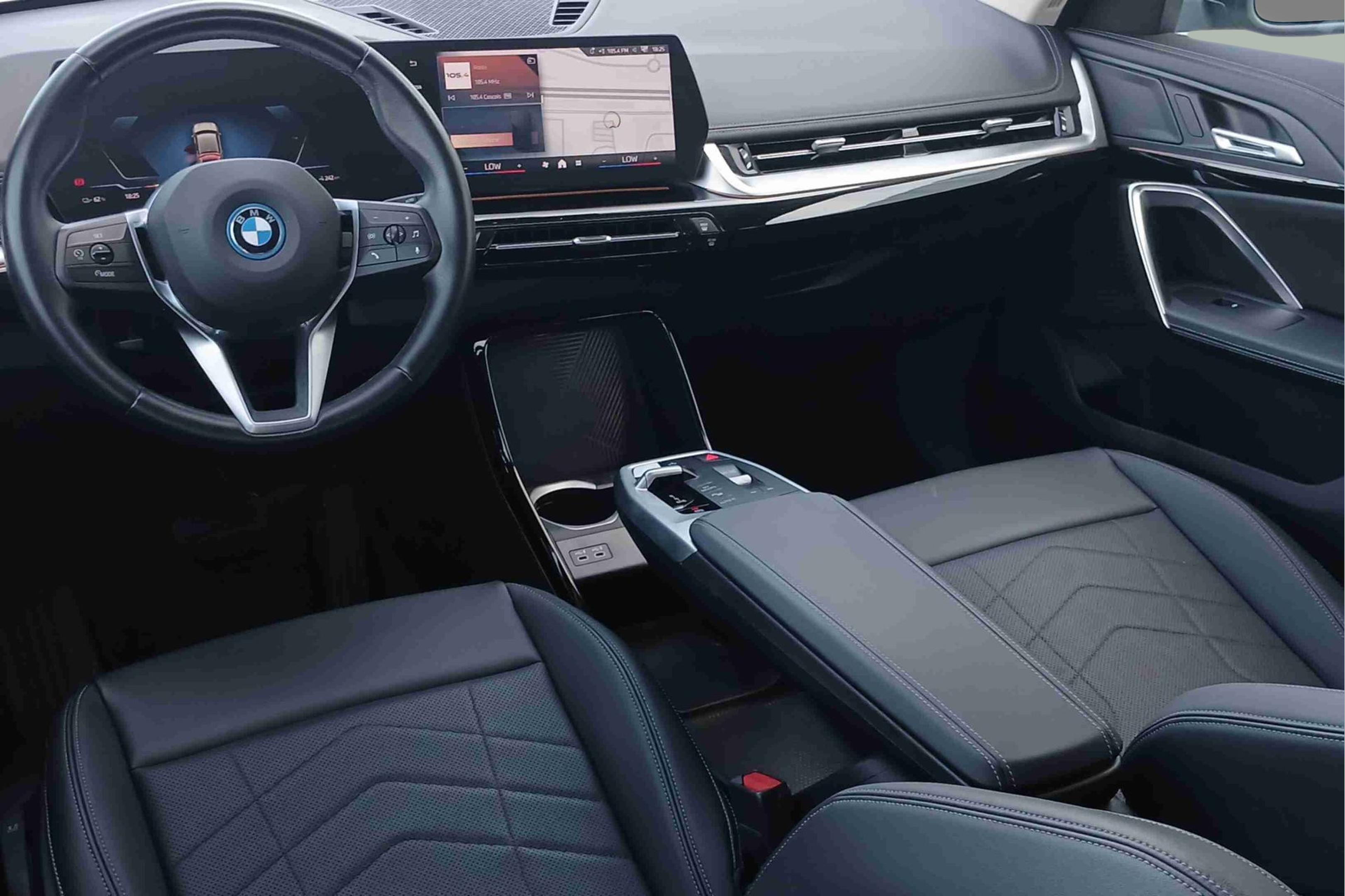 BMW iX1 eDrive20 color Gris Plata. Año 2024. 150KW(204CV). Elétrico. En concesionario Santogal Seixal de Seixal