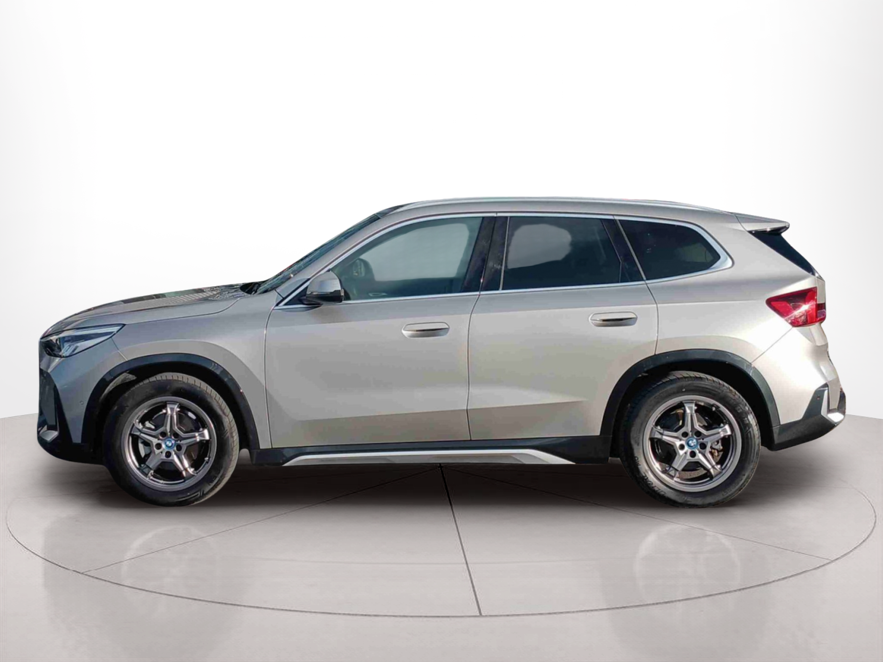 BMW iX1 eDrive20 color Gris Plata. Año 2024. 150KW(204CV). Elétrico. En concesionario Santogal Seixal de Seixal