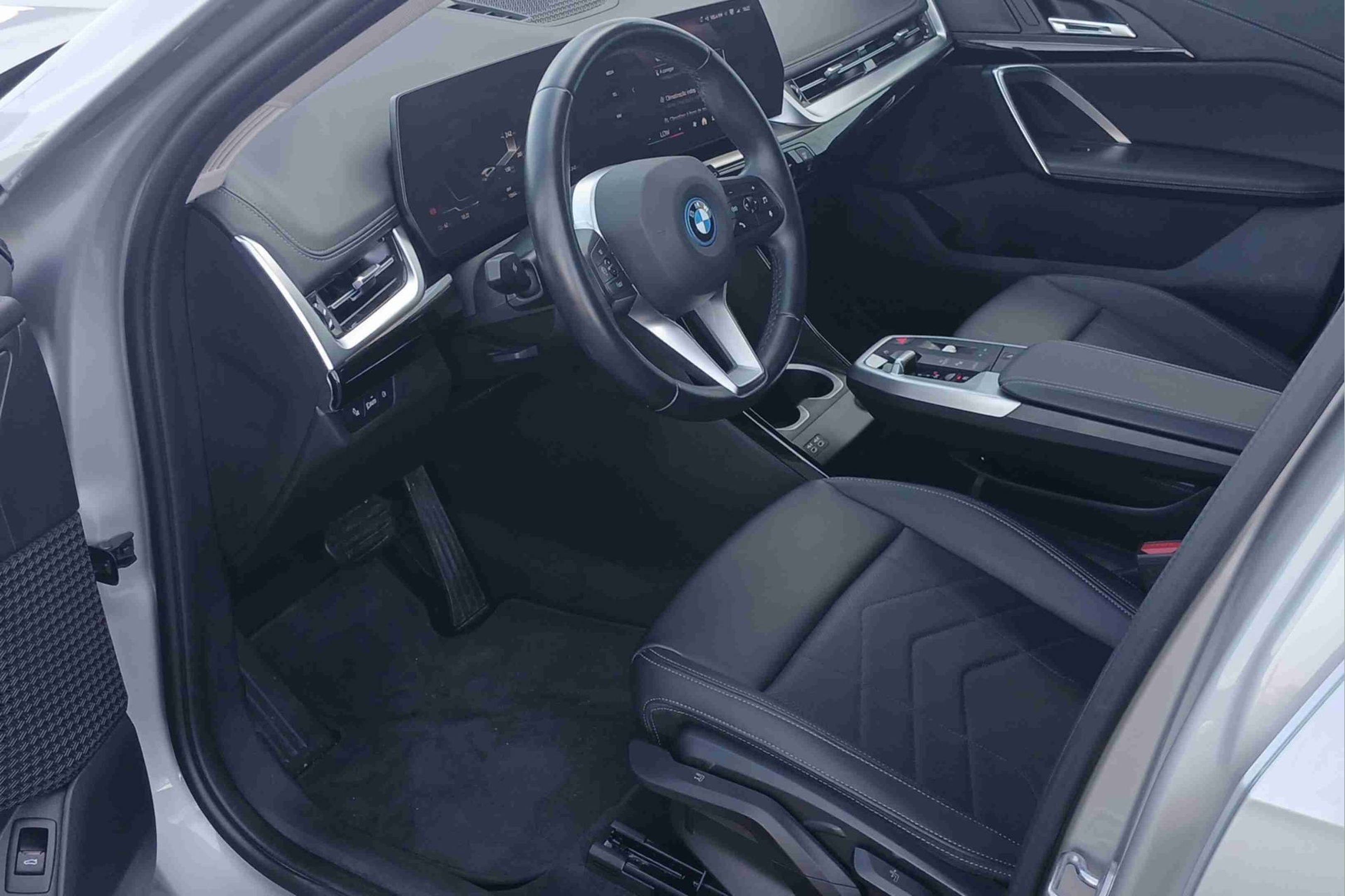 BMW iX1 eDrive20 color Gris Plata. Año 2024. 150KW(204CV). Elétrico. En concesionario Santogal Seixal de Seixal