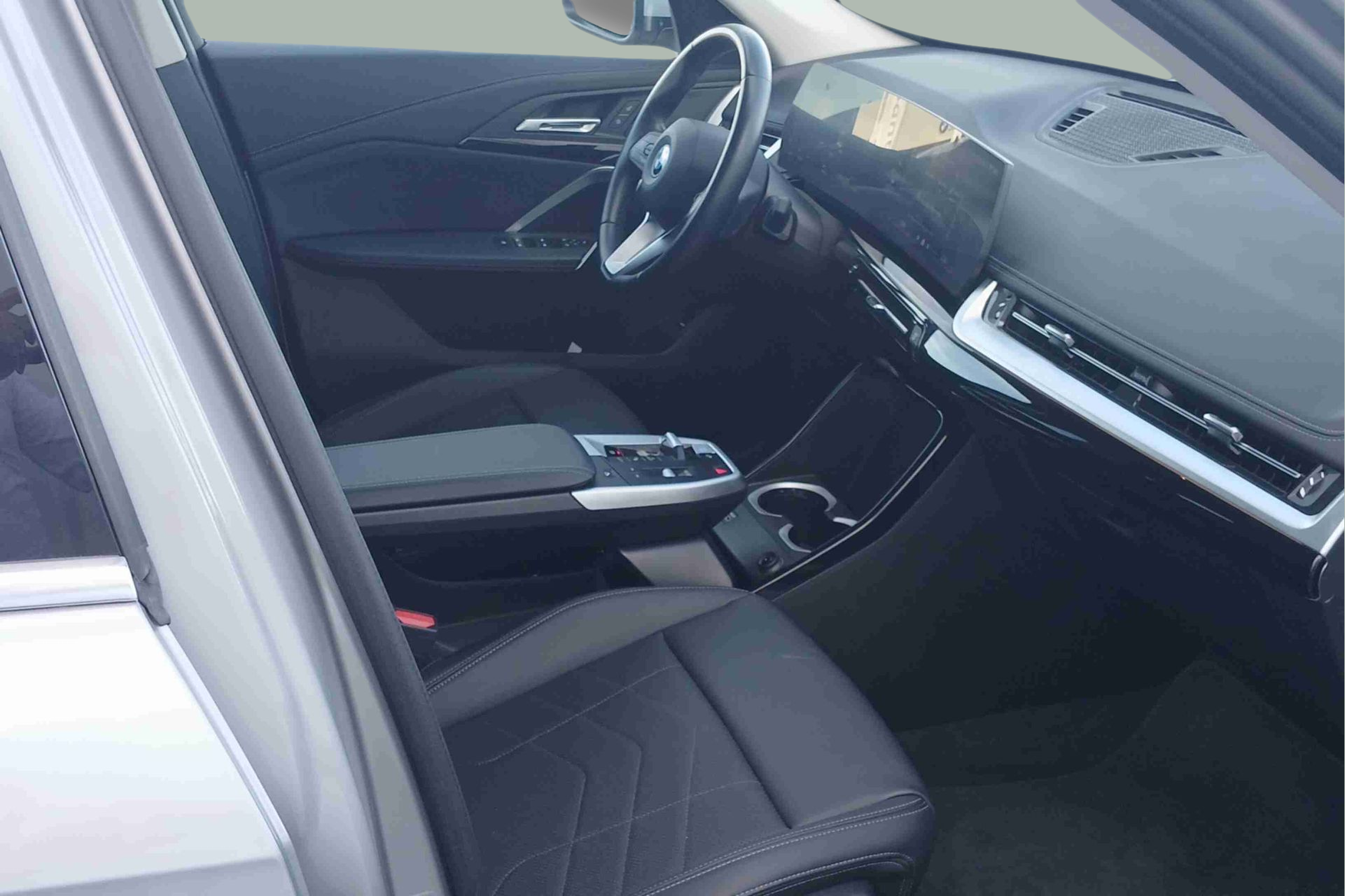 BMW iX1 eDrive20 color Gris Plata. Año 2024. 150KW(204CV). Elétrico. En concesionario Santogal Seixal de Seixal