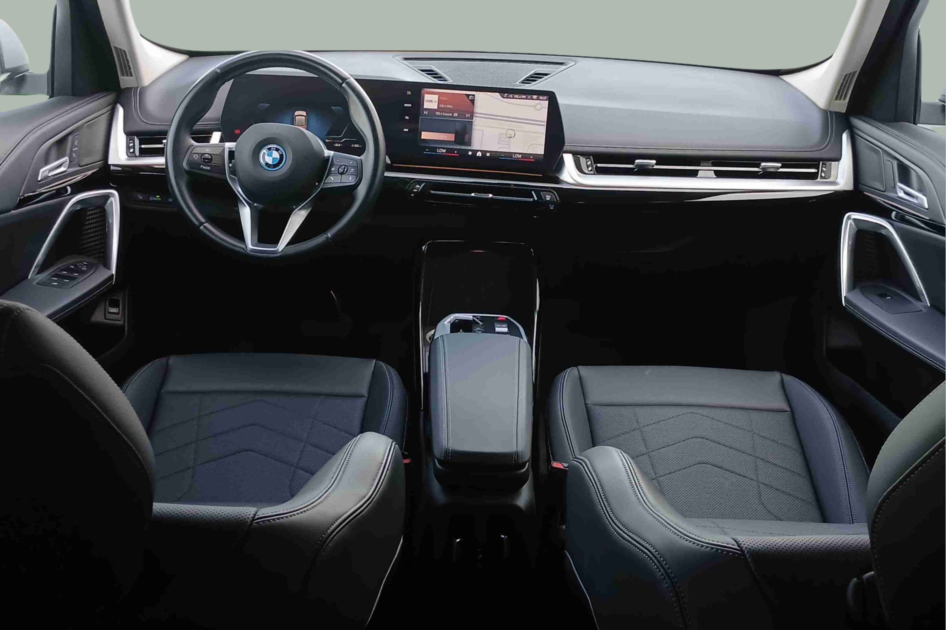 BMW iX1 eDrive20 color Gris Plata. Año 2024. 150KW(204CV). Elétrico. En concesionario Santogal Seixal de Seixal