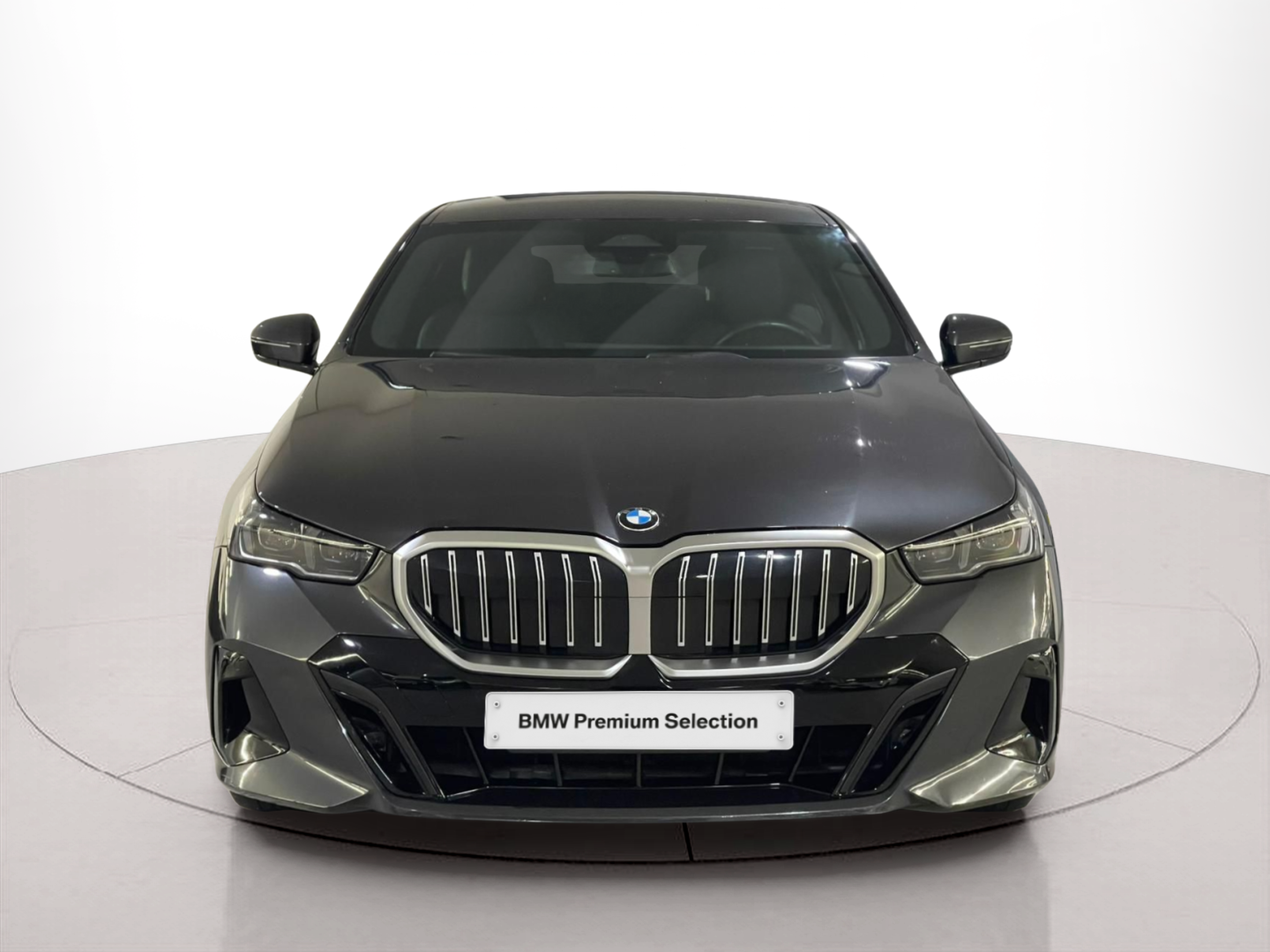 Fotos de BMW Série 5 520d Berlina color Gris. Año 2024. 145KW(197CV). Diesel. En concesionario Santogal Carnaxide de Oeiras