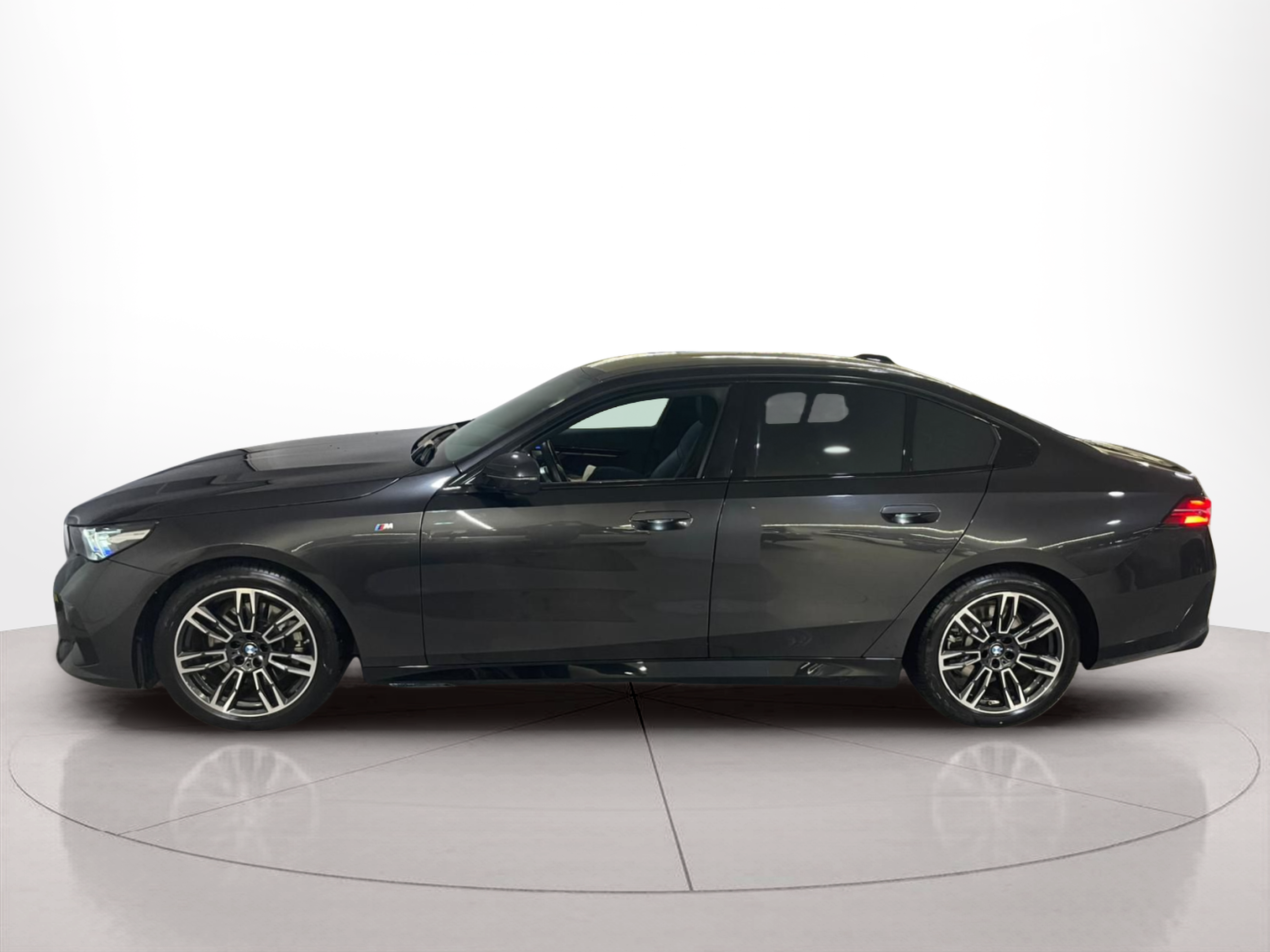 Fotos de BMW Série 5 520d Berlina color Gris. Año 2024. 145KW(197CV). Diesel. En concesionario Santogal Carnaxide de Oeiras