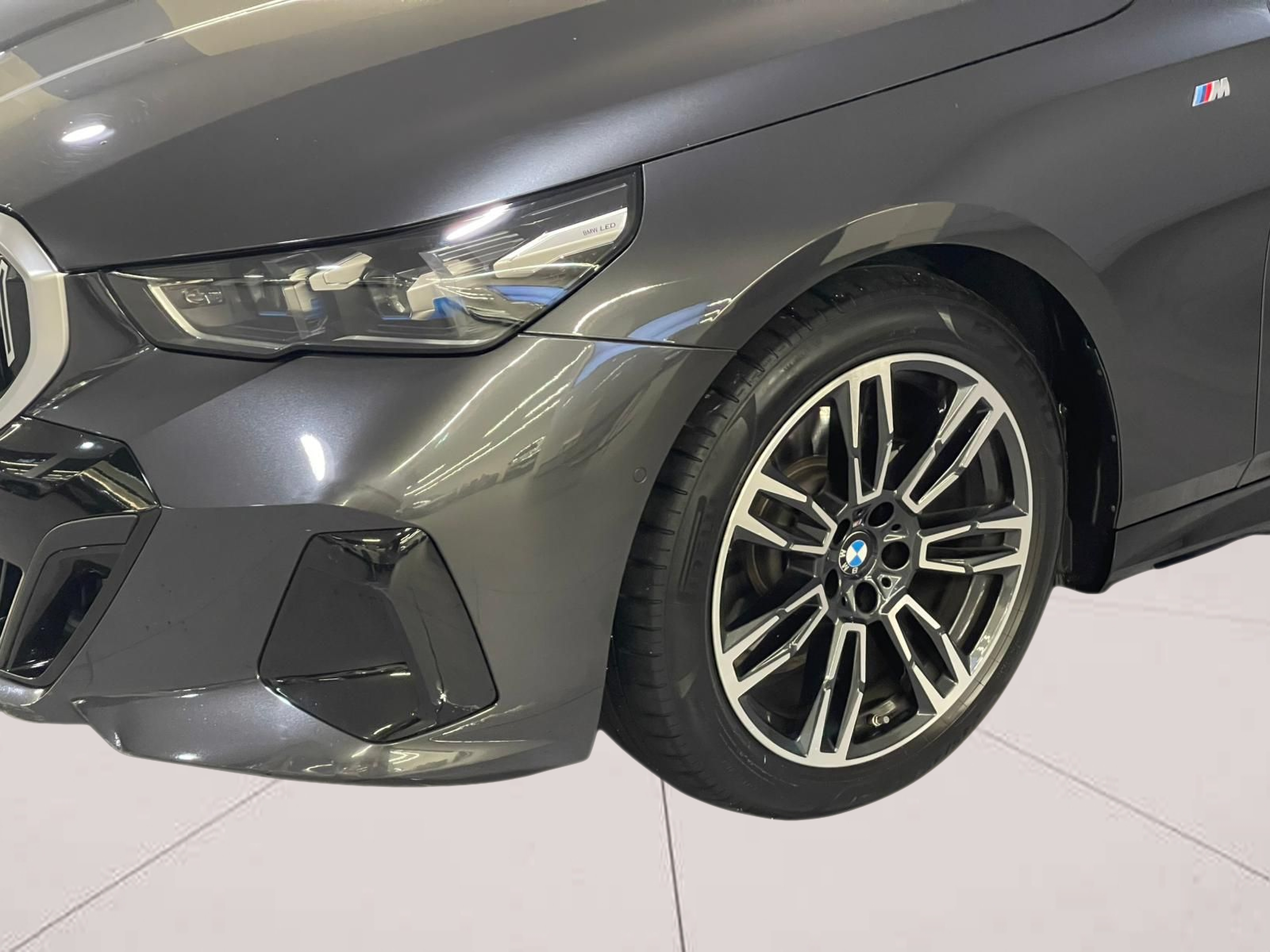 BMW Série 5 520d Berlina color Gris. Año 2024. 145KW(197CV). Diesel. En concesionario Santogal Carnaxide de Oeiras