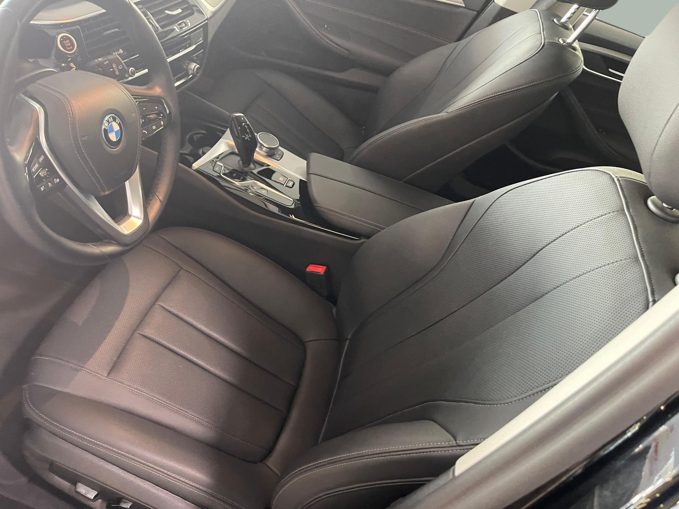BMW Série 5 530e Touring color Negro. Año 2024. 215KW(292CV). Elétrico / Gasolina Híbrido. En concesionario Santogal Carnaxide de Oeiras