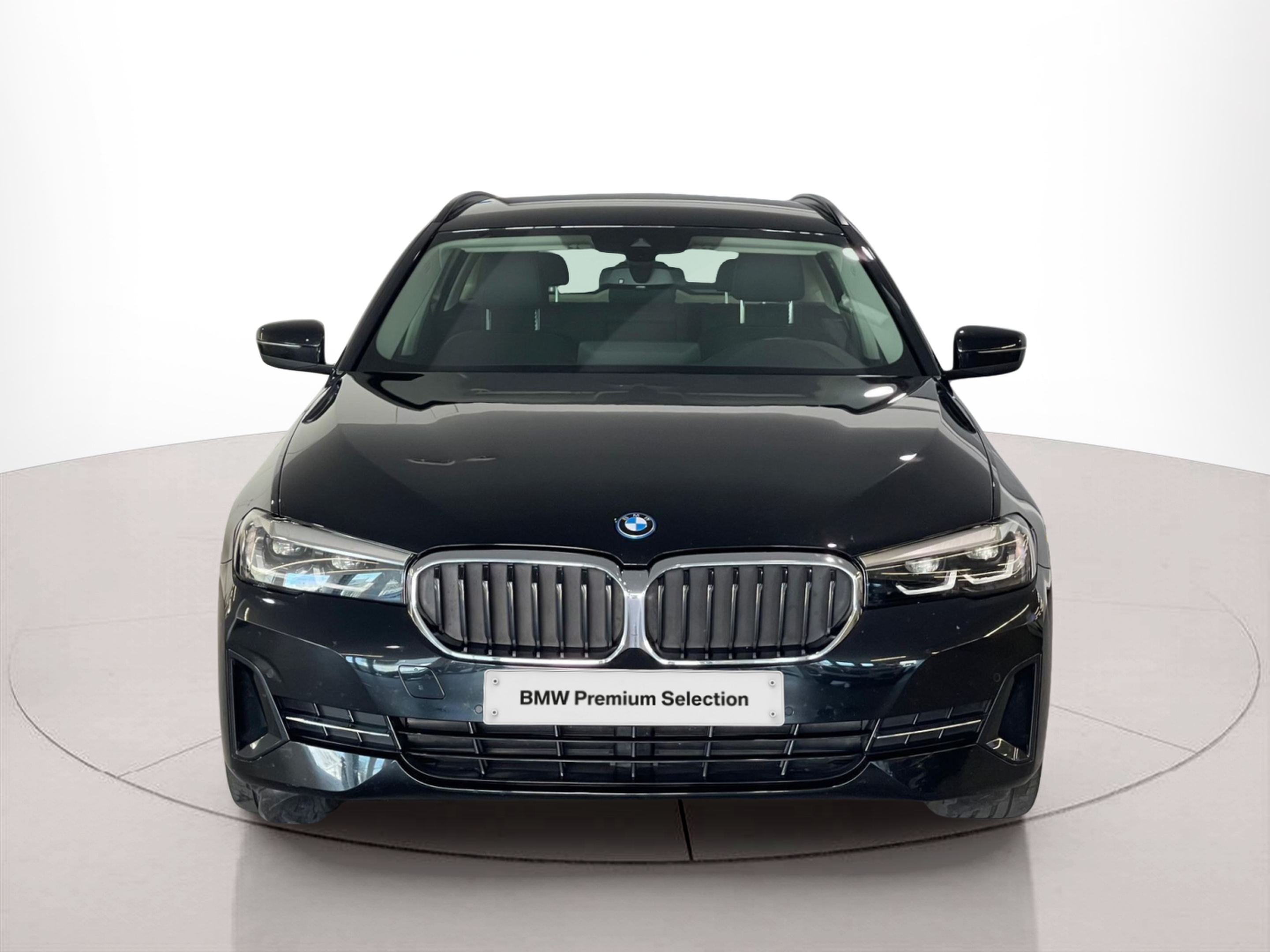 Fotos de BMW Série 5 530e Touring color Negro. Año 2024. 215KW(292CV). Elétrico / Gasolina Híbrido. En concesionario Santogal Carnaxide de Oeiras
