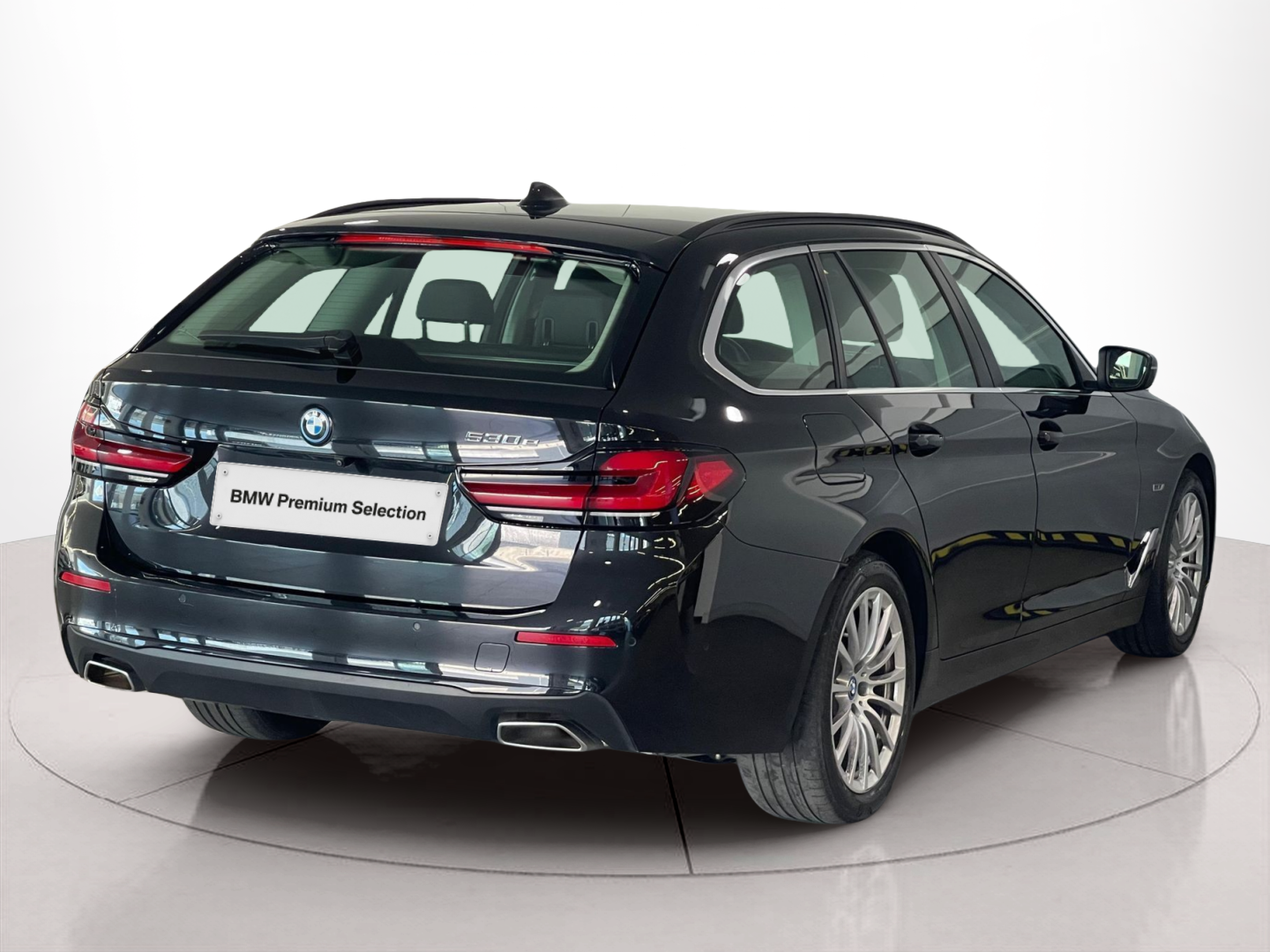 BMW Série 5 530e Touring color Negro. Año 2024. 215KW(292CV). Elétrico / Gasolina Híbrido. En concesionario Santogal Carnaxide de Oeiras