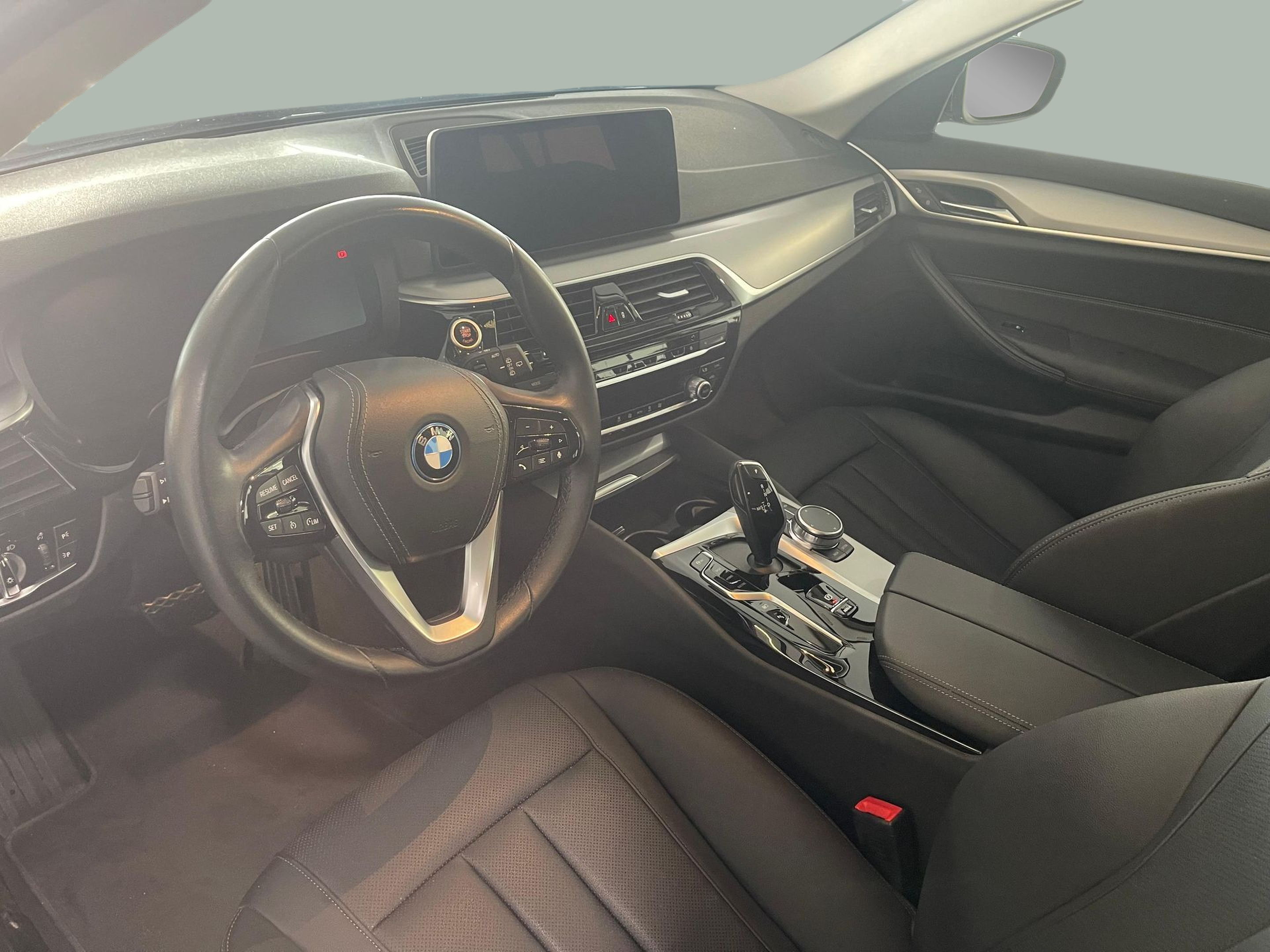 BMW Série 5 530e Touring color Negro. Año 2024. 215KW(292CV). Elétrico / Gasolina Híbrido. En concesionario Santogal Carnaxide de Oeiras