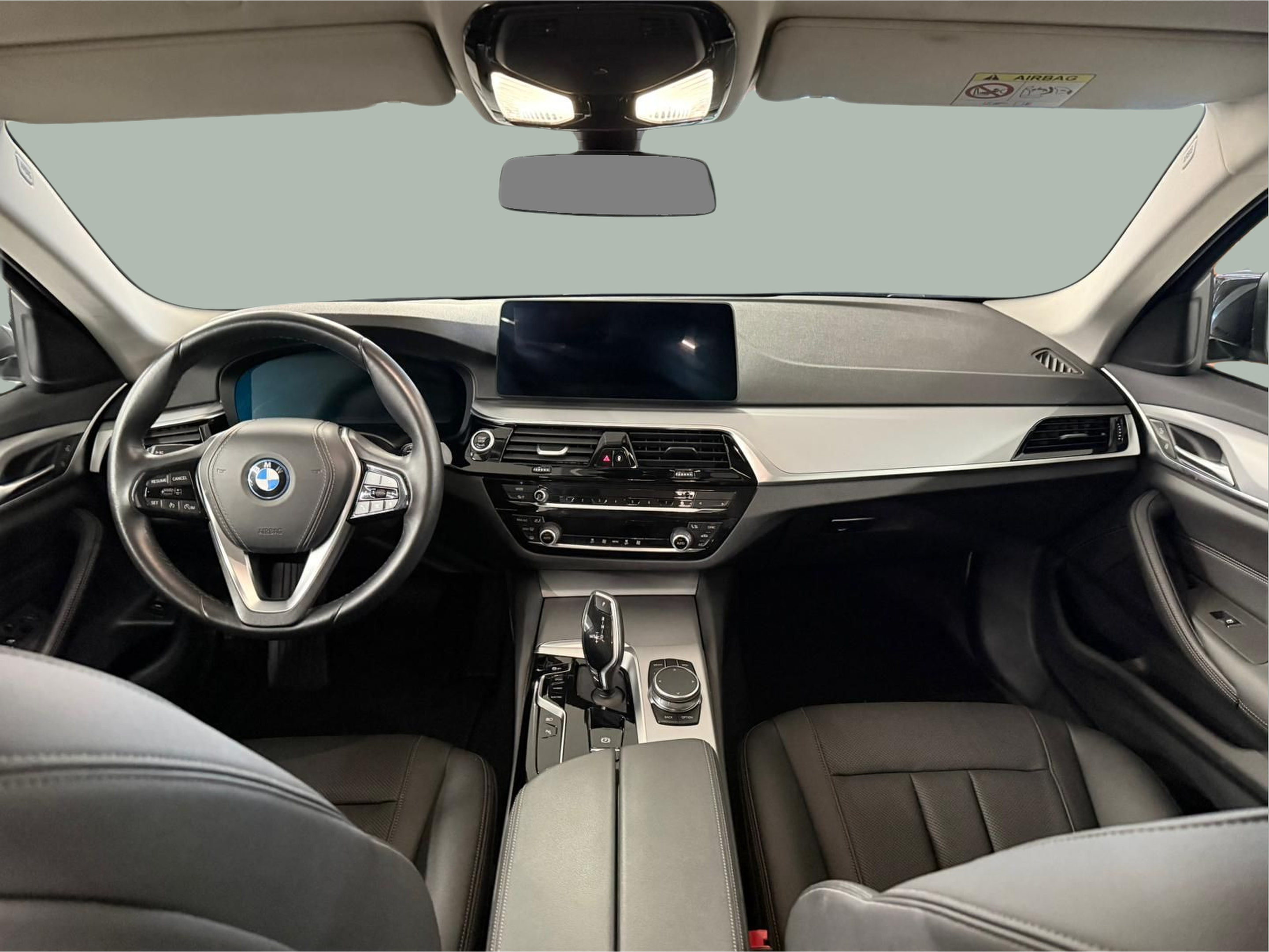 BMW Série 5 530e Touring color Negro. Año 2024. 215KW(292CV). Elétrico / Gasolina Híbrido. En concesionario Santogal Carnaxide de Oeiras