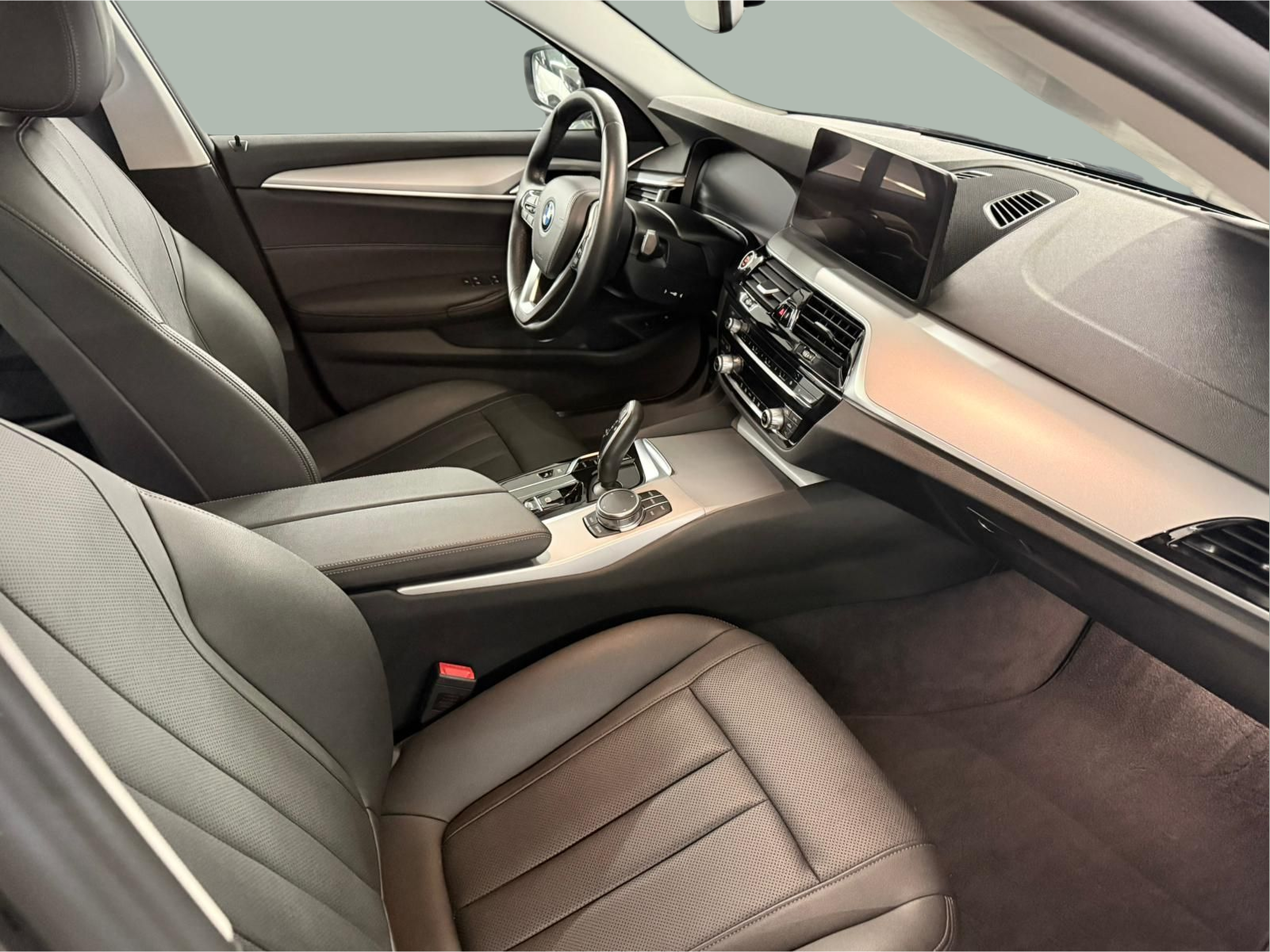 BMW Série 5 530e Touring color Negro. Año 2024. 215KW(292CV). Elétrico / Gasolina Híbrido. En concesionario Santogal Carnaxide de Oeiras