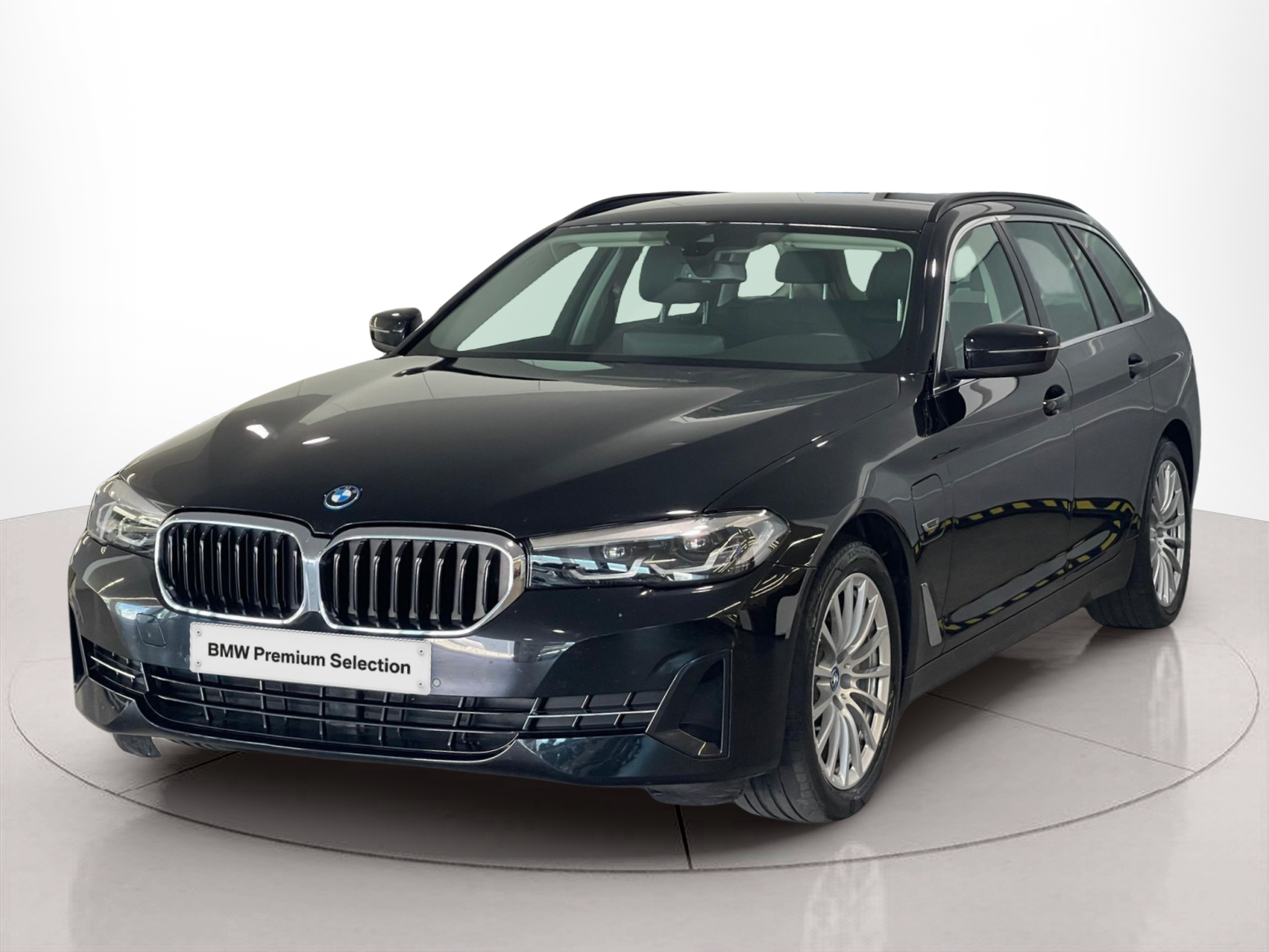 BMW Série 5 530e Touring color Negro. Año 2024. 215KW(292CV). Elétrico / Gasolina Híbrido. En concesionario Santogal Carnaxide de Oeiras