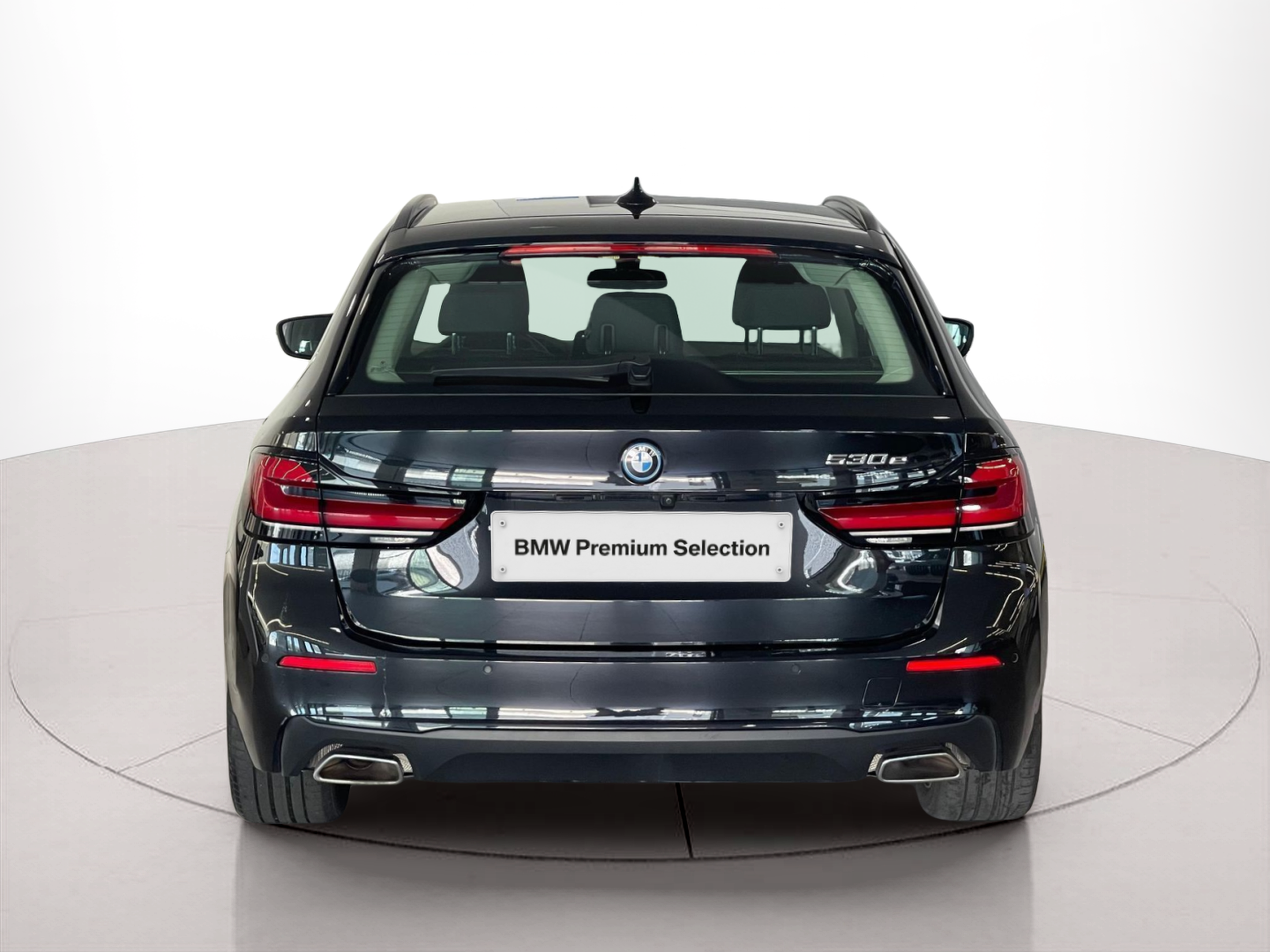 BMW Série 5 530e Touring color Negro. Año 2024. 215KW(292CV). Elétrico / Gasolina Híbrido. En concesionario Santogal Carnaxide de Oeiras