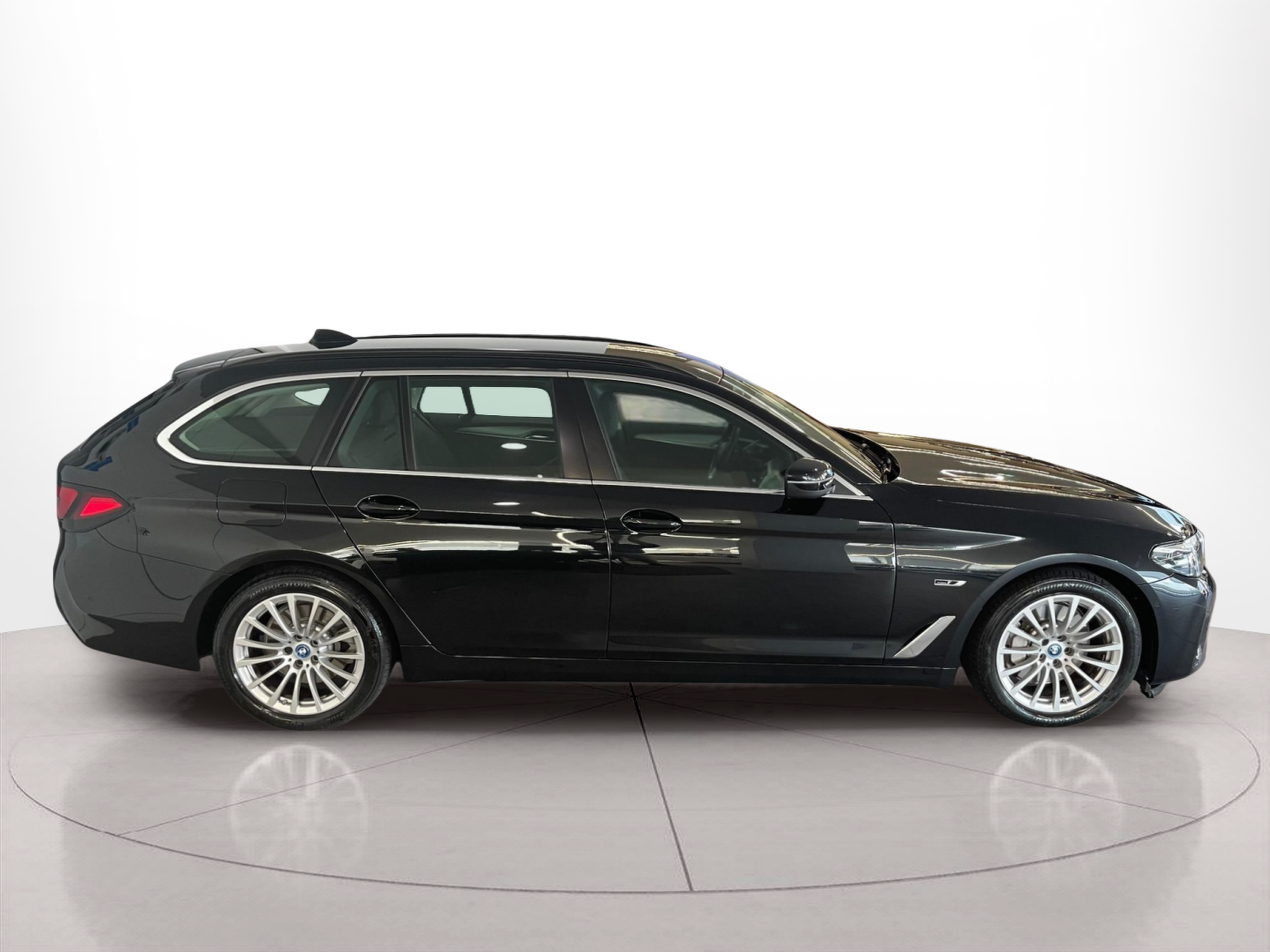 Fotos de BMW Série 5 530e Touring color Negro. Año 2024. 215KW(292CV). Elétrico / Gasolina Híbrido. En concesionario Santogal Carnaxide de Oeiras