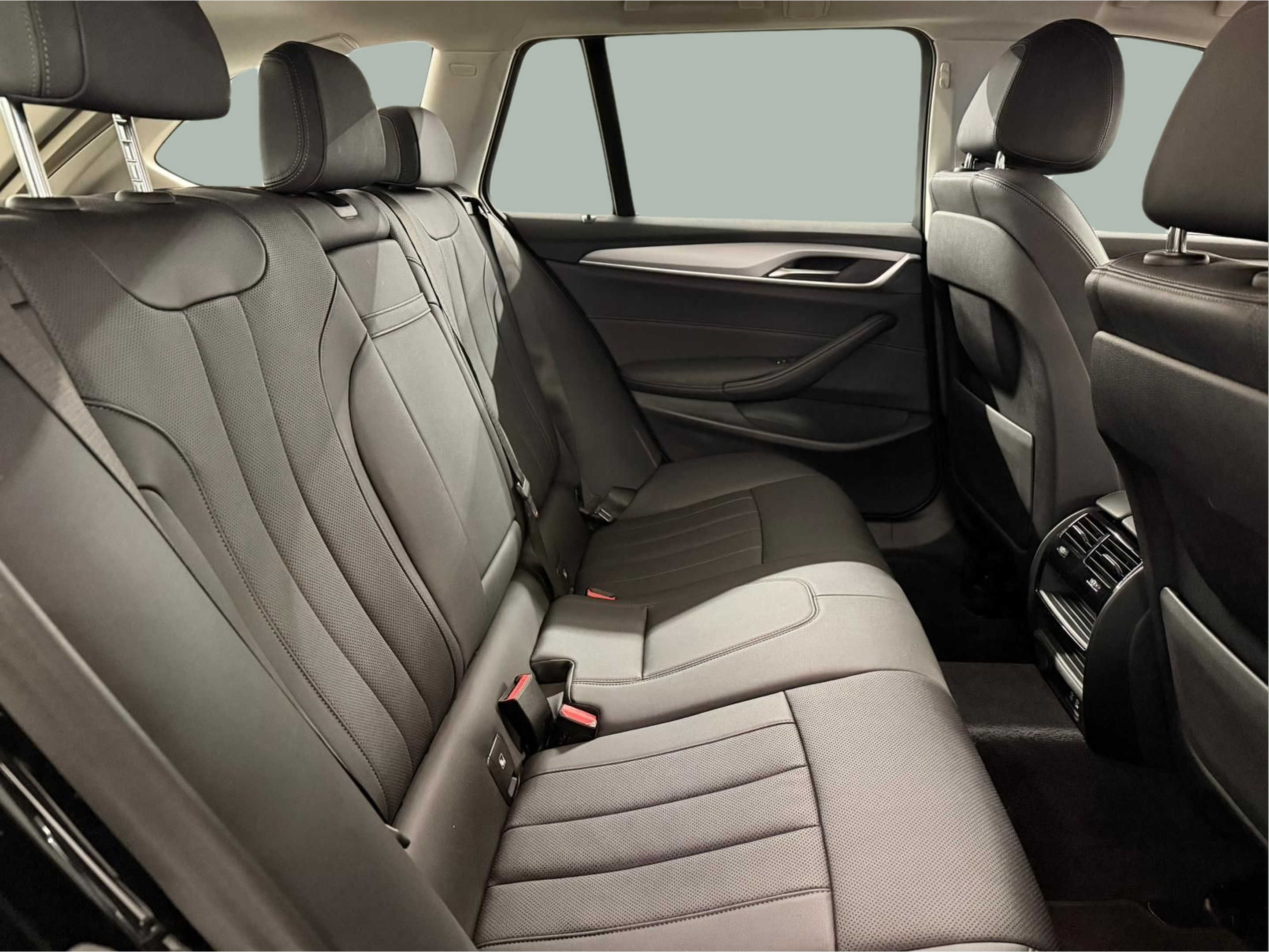 BMW Série 5 530e Touring color Negro. Año 2024. 215KW(292CV). Elétrico / Gasolina Híbrido. En concesionario Santogal Carnaxide de Oeiras