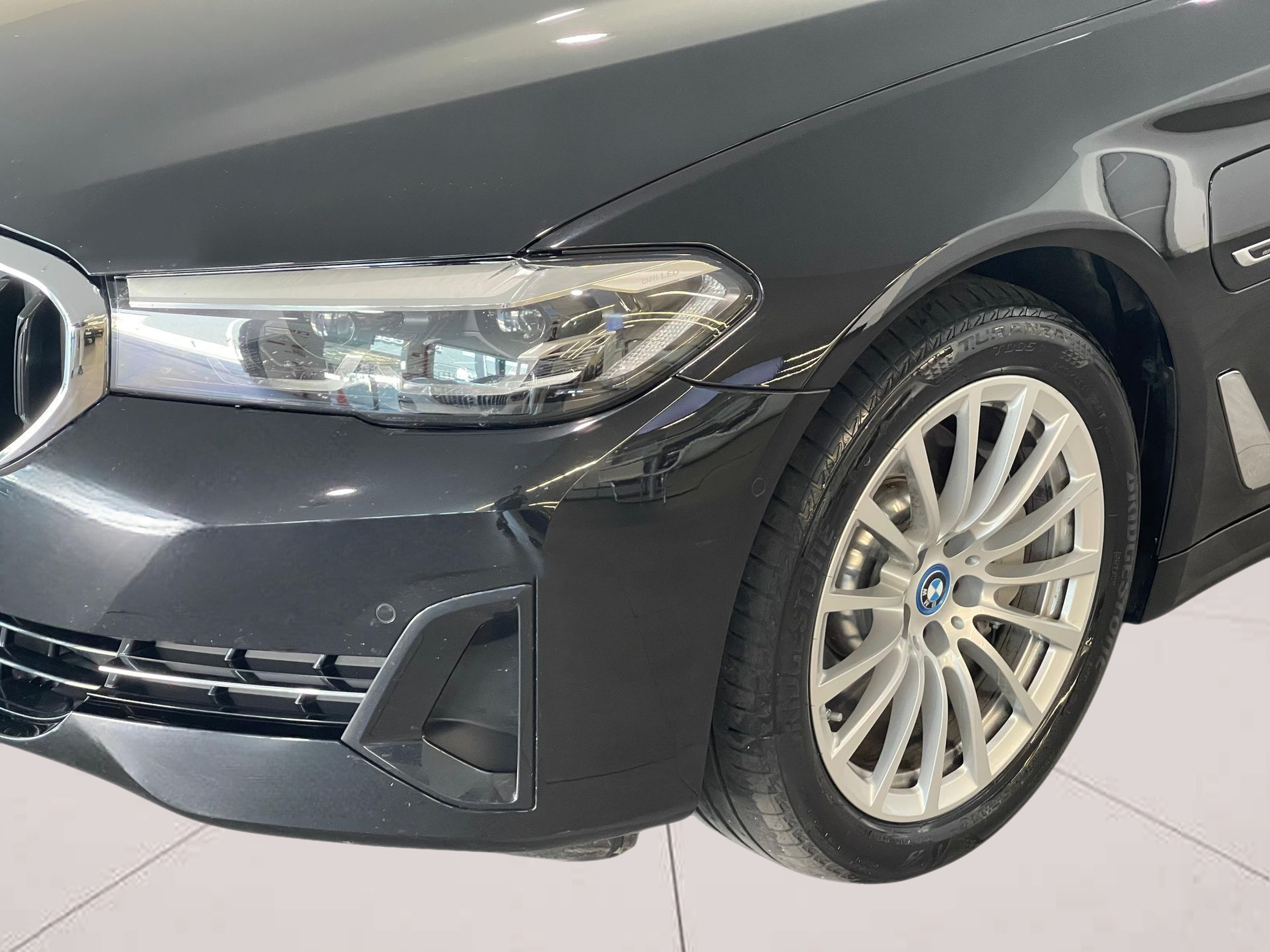 BMW Série 5 530e Touring color Negro. Año 2024. 215KW(292CV). Elétrico / Gasolina Híbrido. En concesionario Santogal Carnaxide de Oeiras