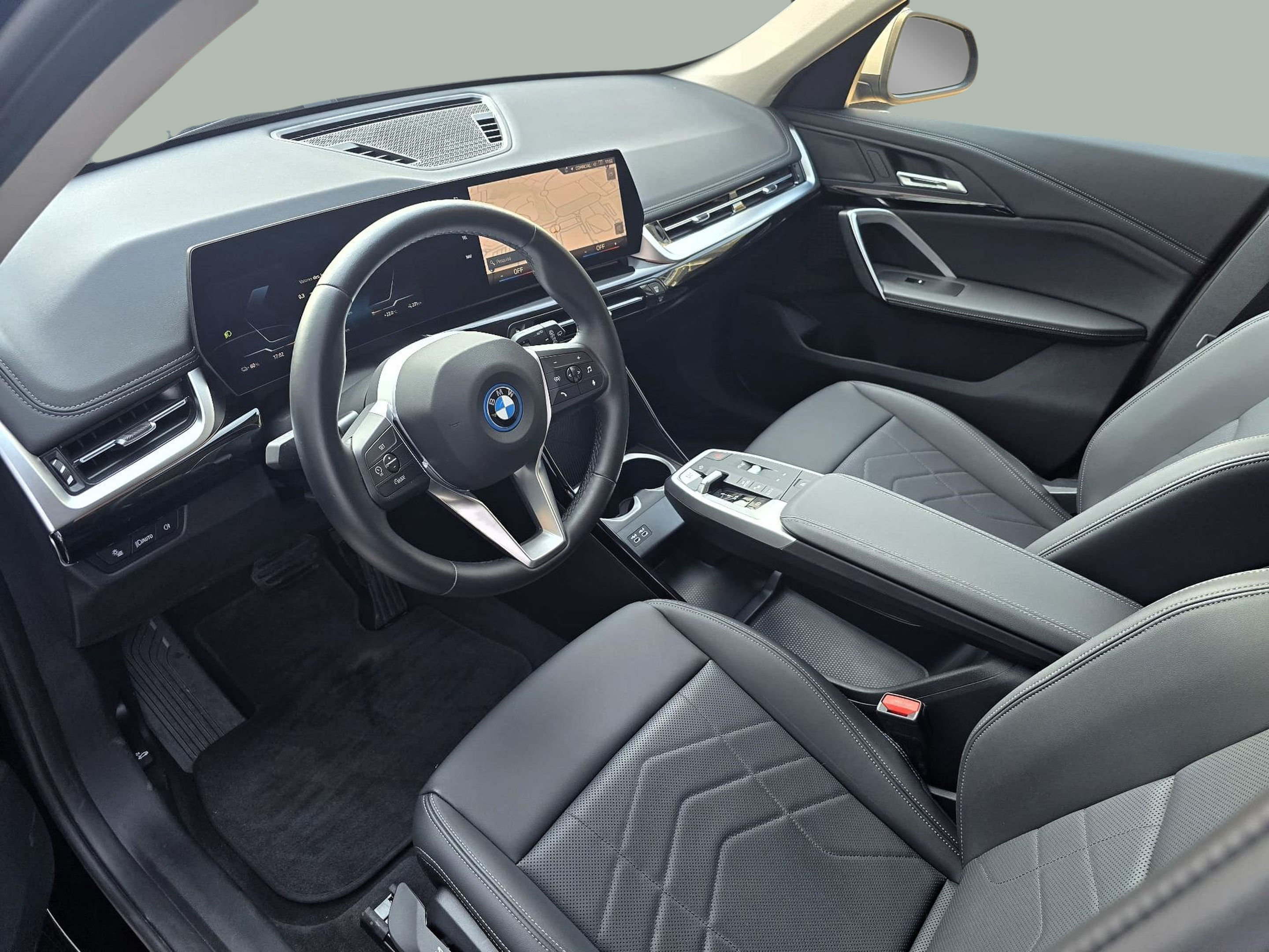BMW iX1 eDrive20 color Negro. Año 2024. 150KW(204CV). Elétrico. En concesionario Santogal Oeiras de Oeiras