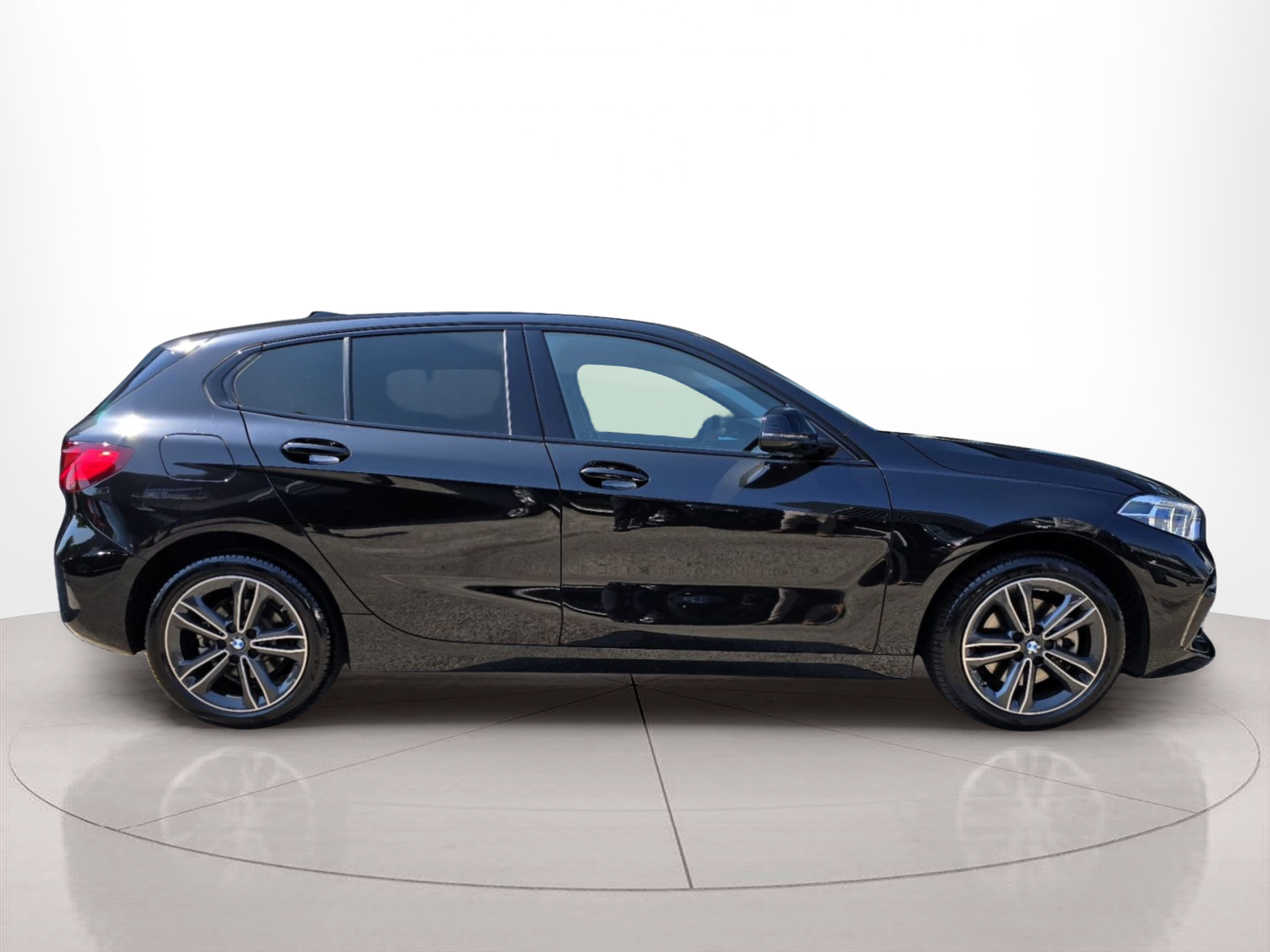 Fotos de BMW Série 1 116d color Negro. Año 2024. 85KW(116CV). Diesel. En concesionario Santogal Oeiras de Oeiras
