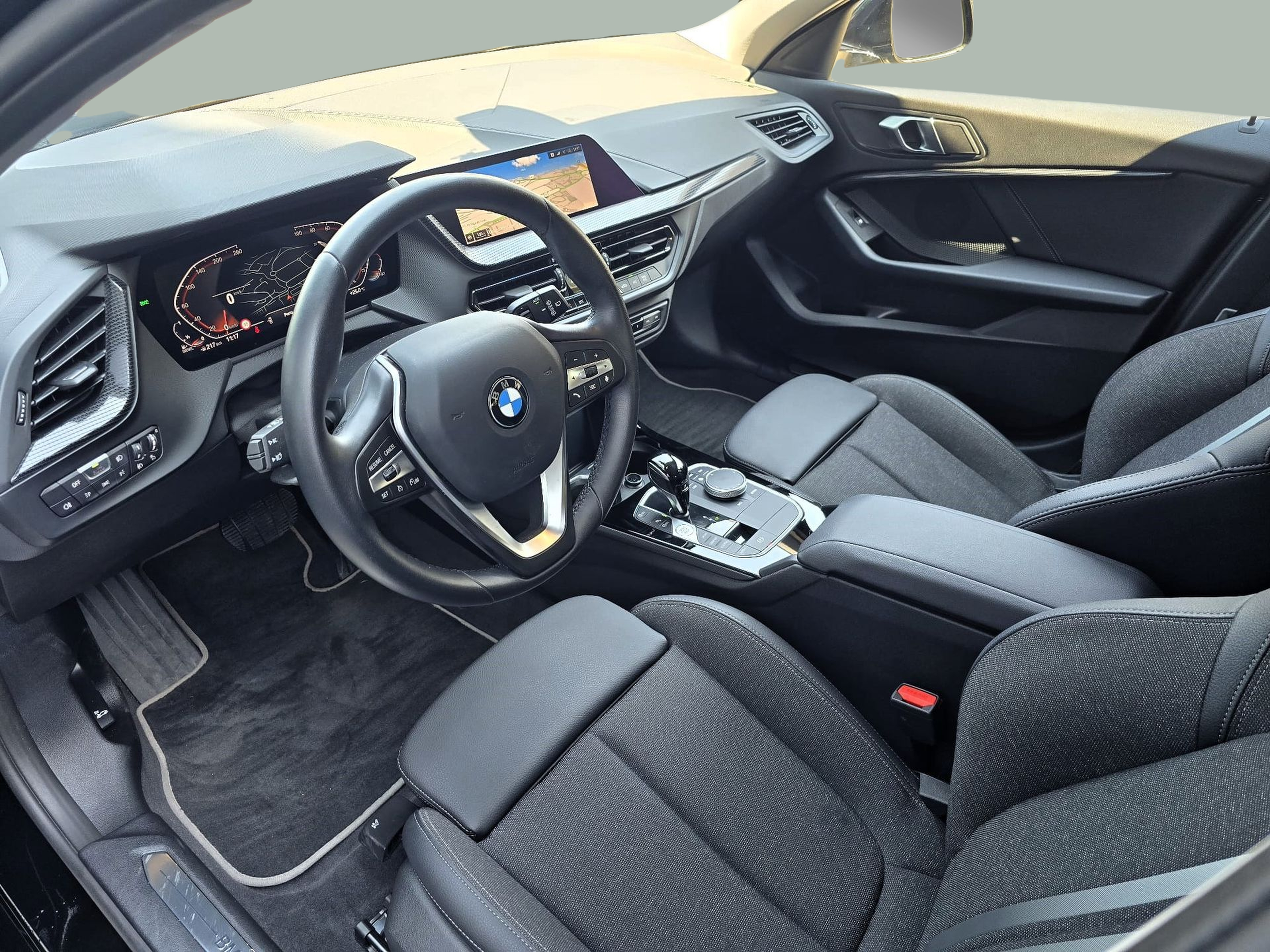 BMW Série 1 116d color Negro. Año 2024. 85KW(116CV). Diesel. En concesionario Santogal Oeiras de Oeiras