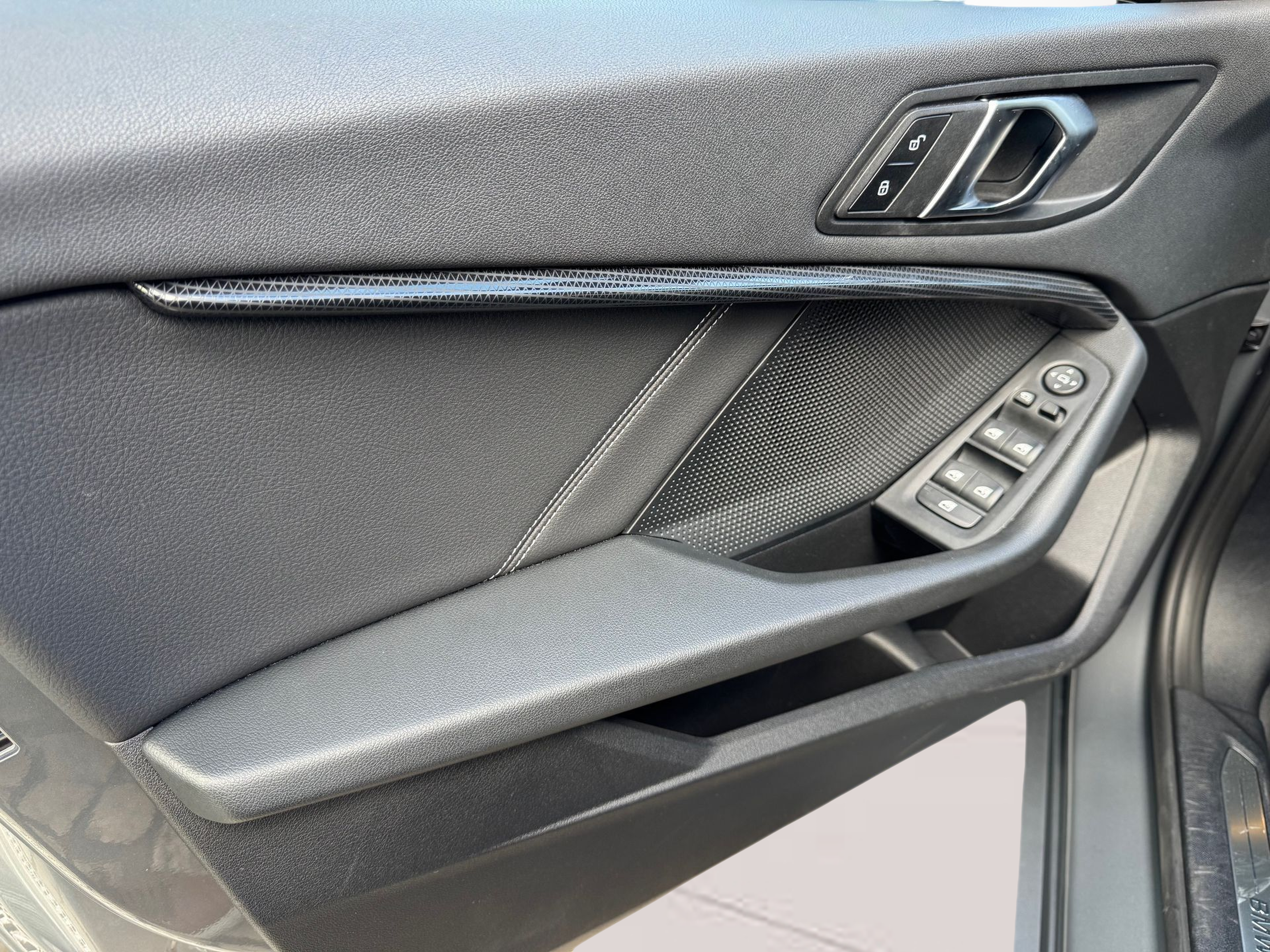BMW Série 1 116d color Gris. Año 2024. 85KW(116CV). Diesel. En concesionario Santogal Oeiras de Oeiras
