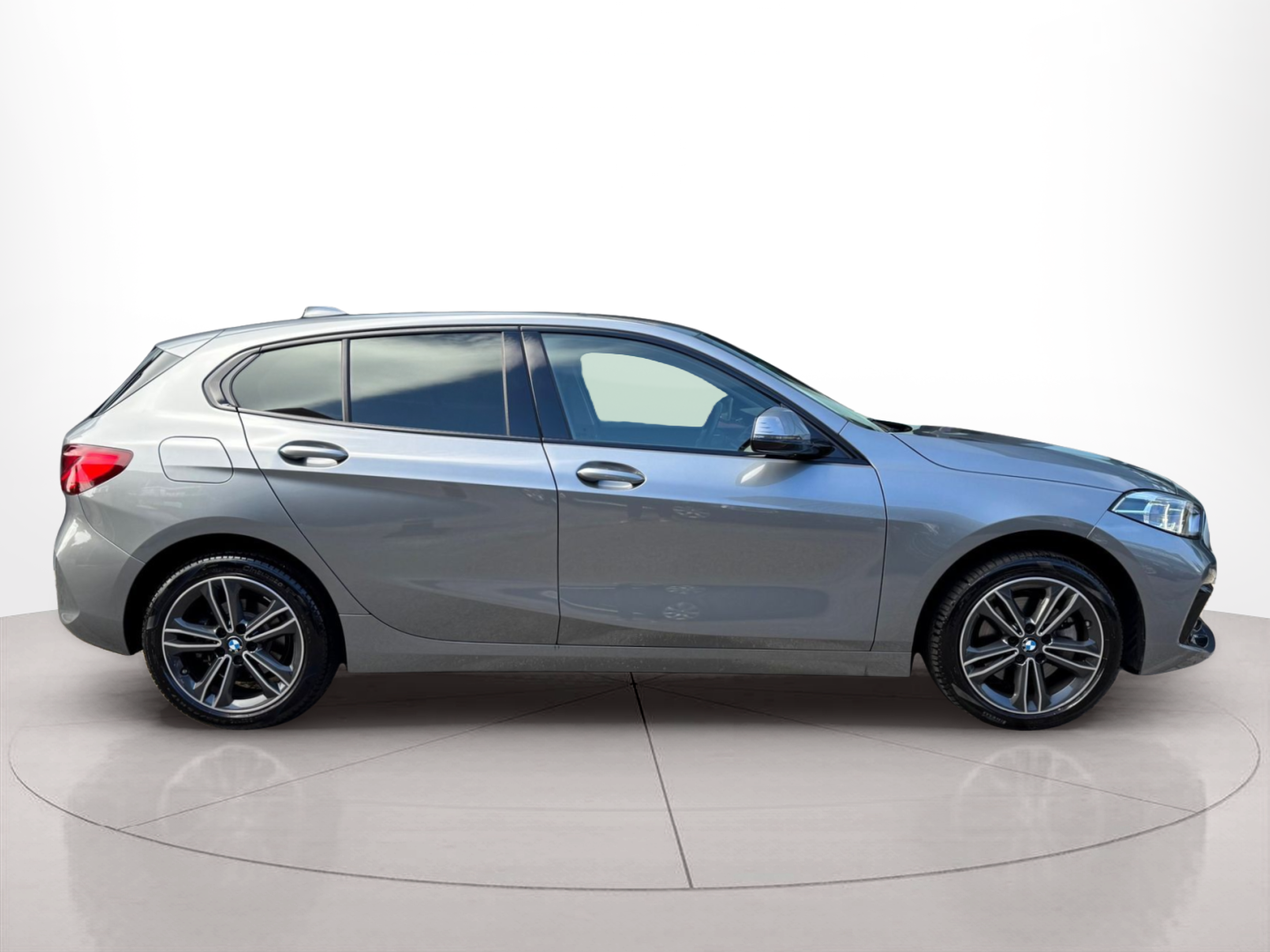 Fotos de BMW Série 1 116d color Gris. Año 2024. 85KW(116CV). Diesel. En concesionario Santogal Oeiras de Oeiras