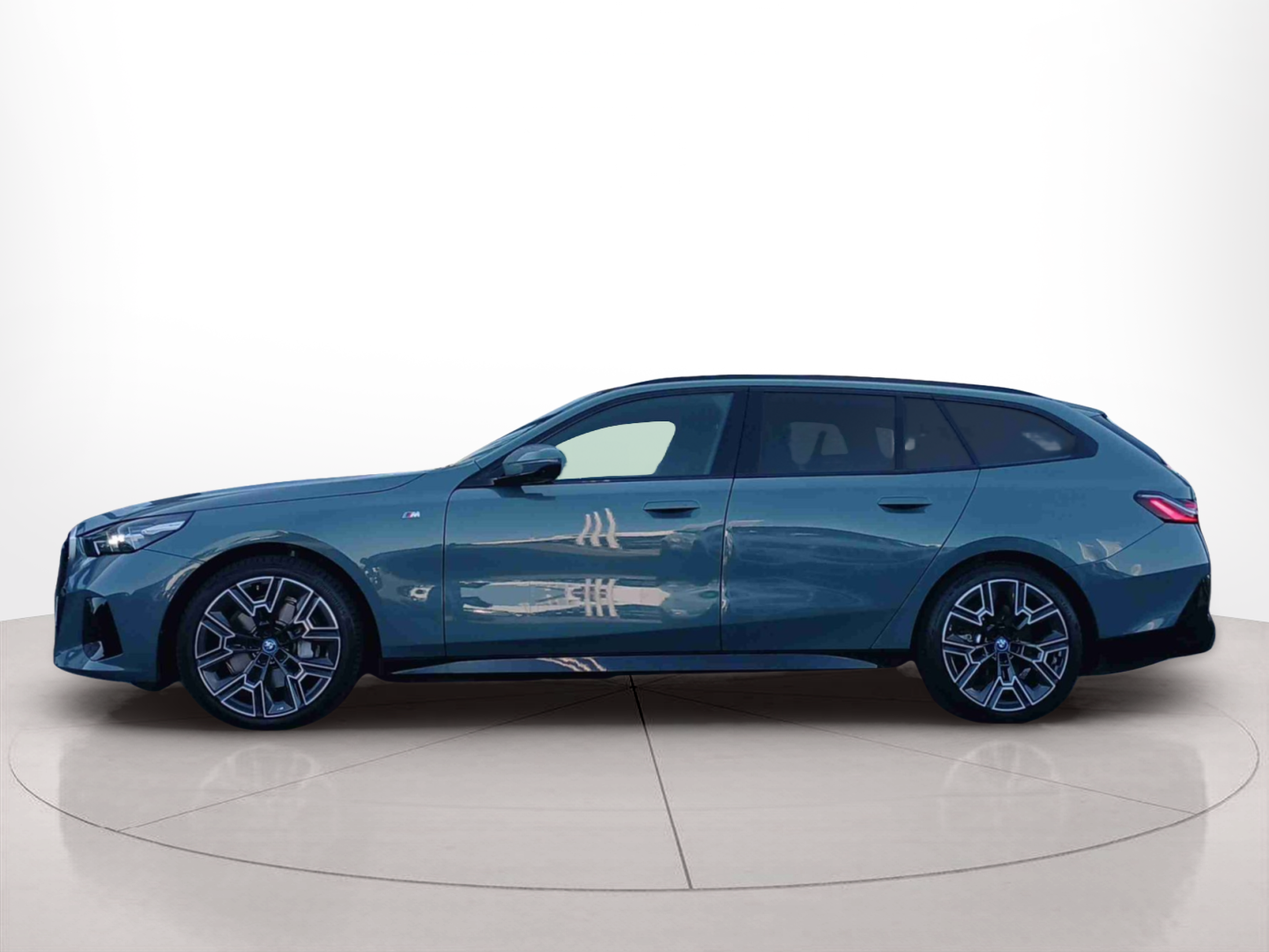Fotos de BMW i5 eDrive40 color Verde. Año 2024. 250KW(340CV). Elétrico. En concesionario Santogal Seixal de Seixal