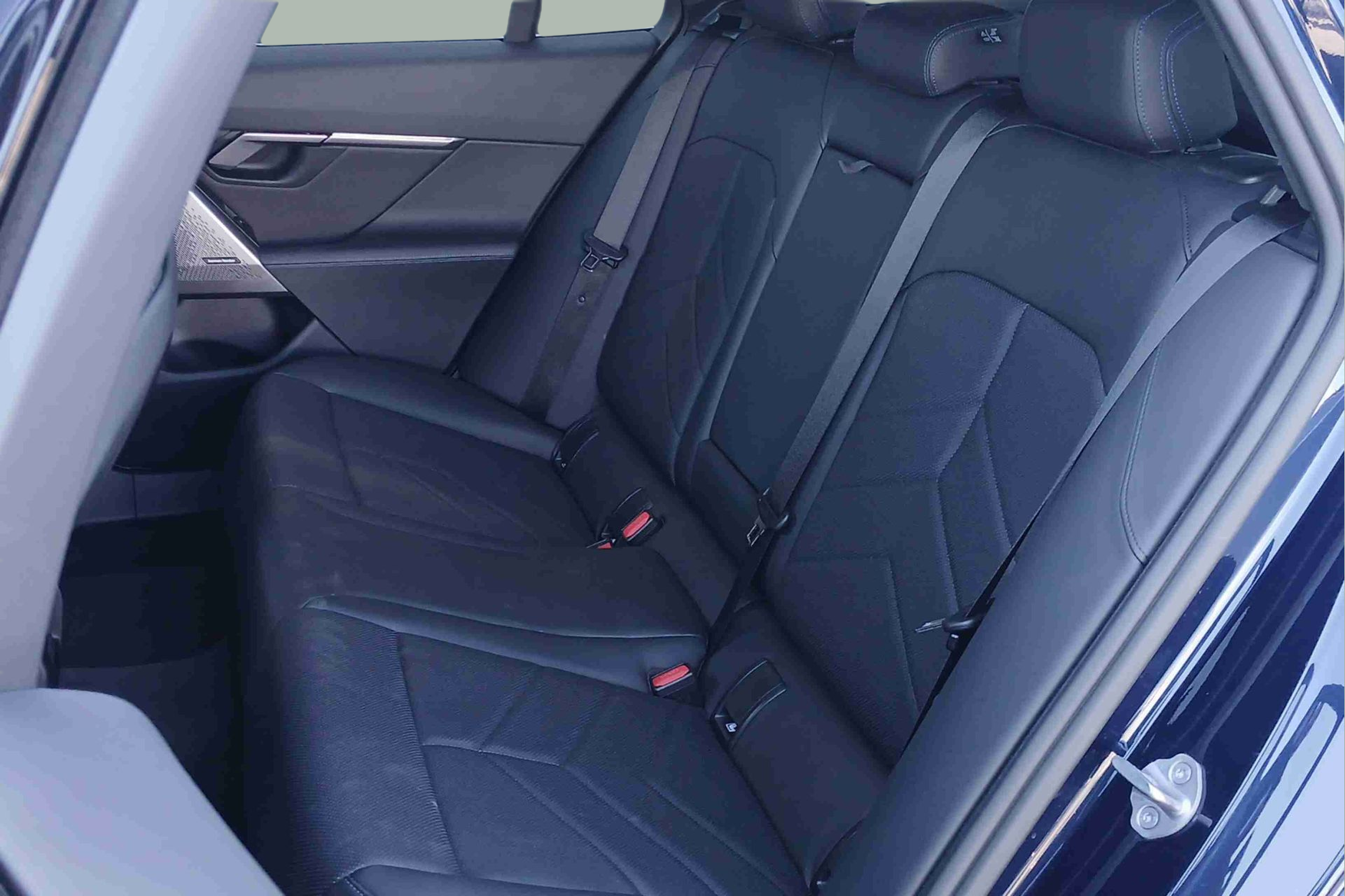 BMW i5 eDrive40 color Azul. Año 2024. 250KW(340CV). Elétrico. En concesionario Santogal Seixal de Seixal