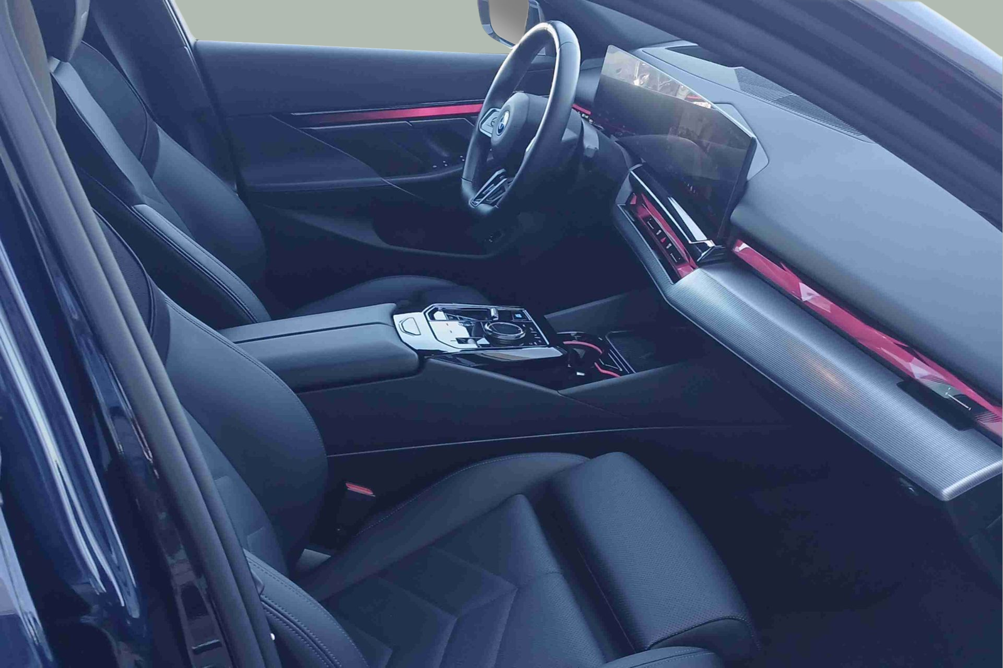 BMW i5 eDrive40 color Azul. Año 2024. 250KW(340CV). Elétrico. En concesionario Santogal Seixal de Seixal