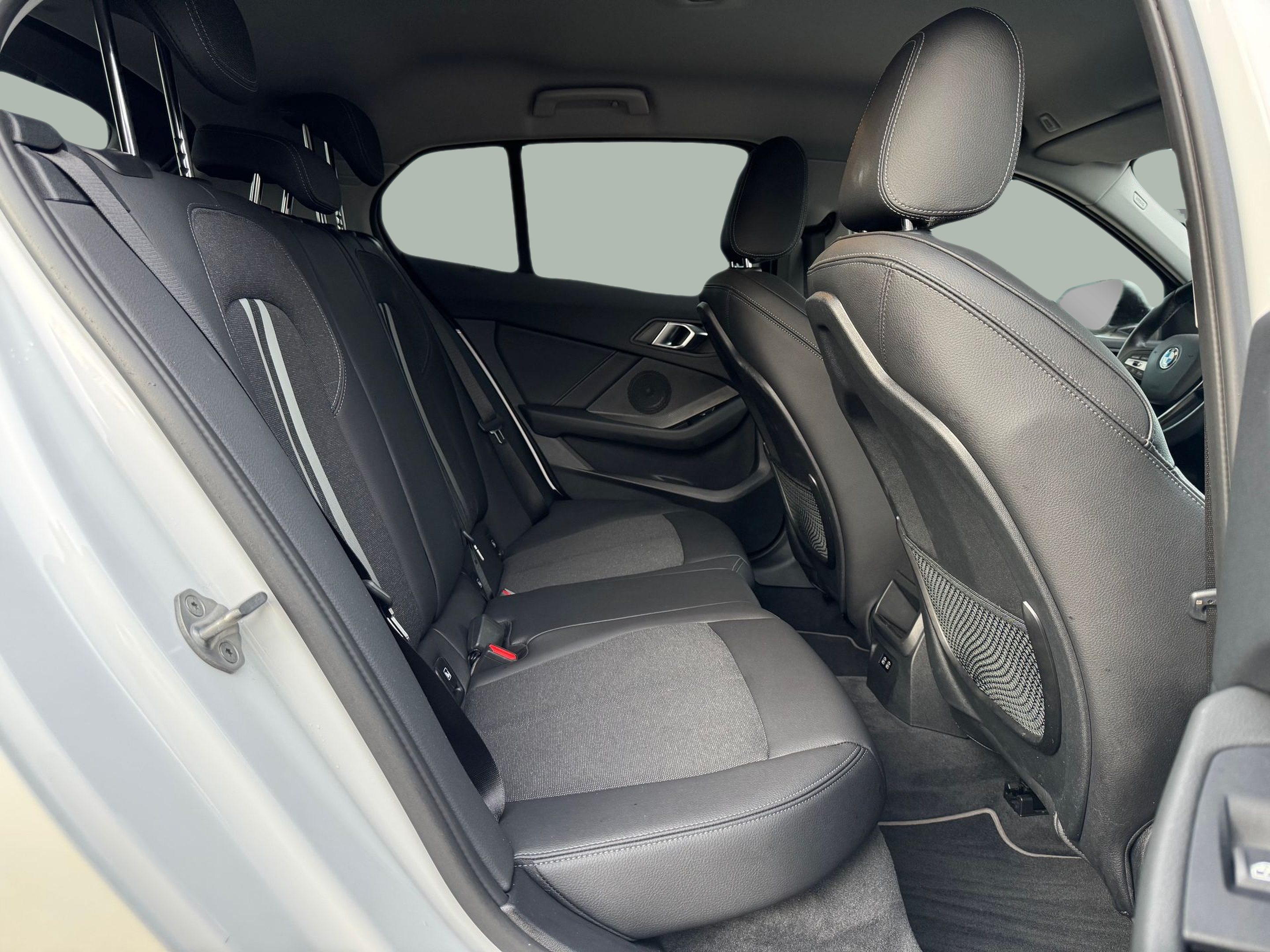 BMW Série 1 116d color Blanco. Año 2024. 85KW(116CV). Diesel. En concesionario Santogal Oeiras de Oeiras