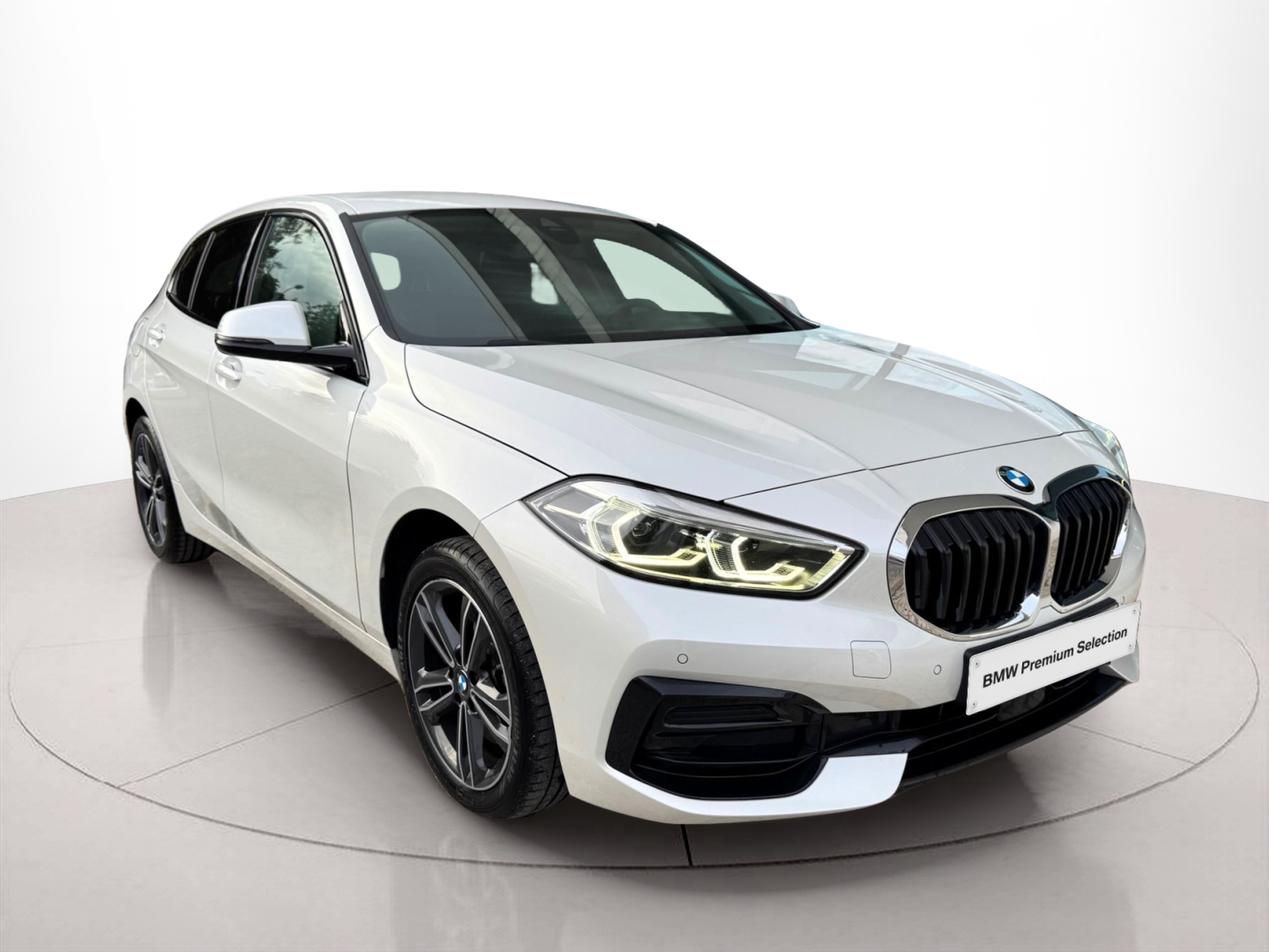 BMW Série 1 116d color Blanco. Año 2024. 85KW(116CV). Diesel. En concesionario Santogal Oeiras de Oeiras