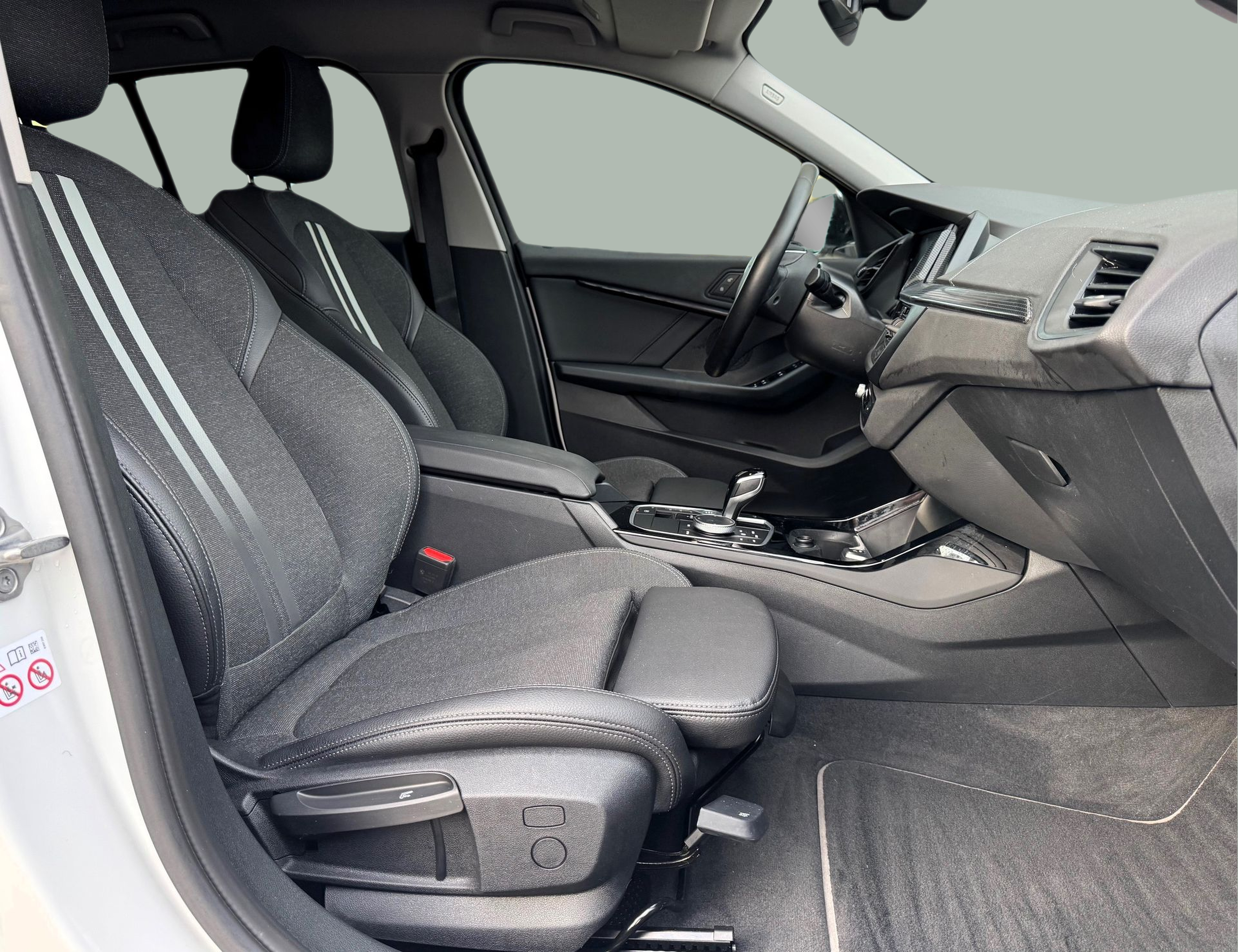 BMW Série 1 116d color Blanco. Año 2024. 85KW(116CV). Diesel. En concesionario Santogal Oeiras de Oeiras