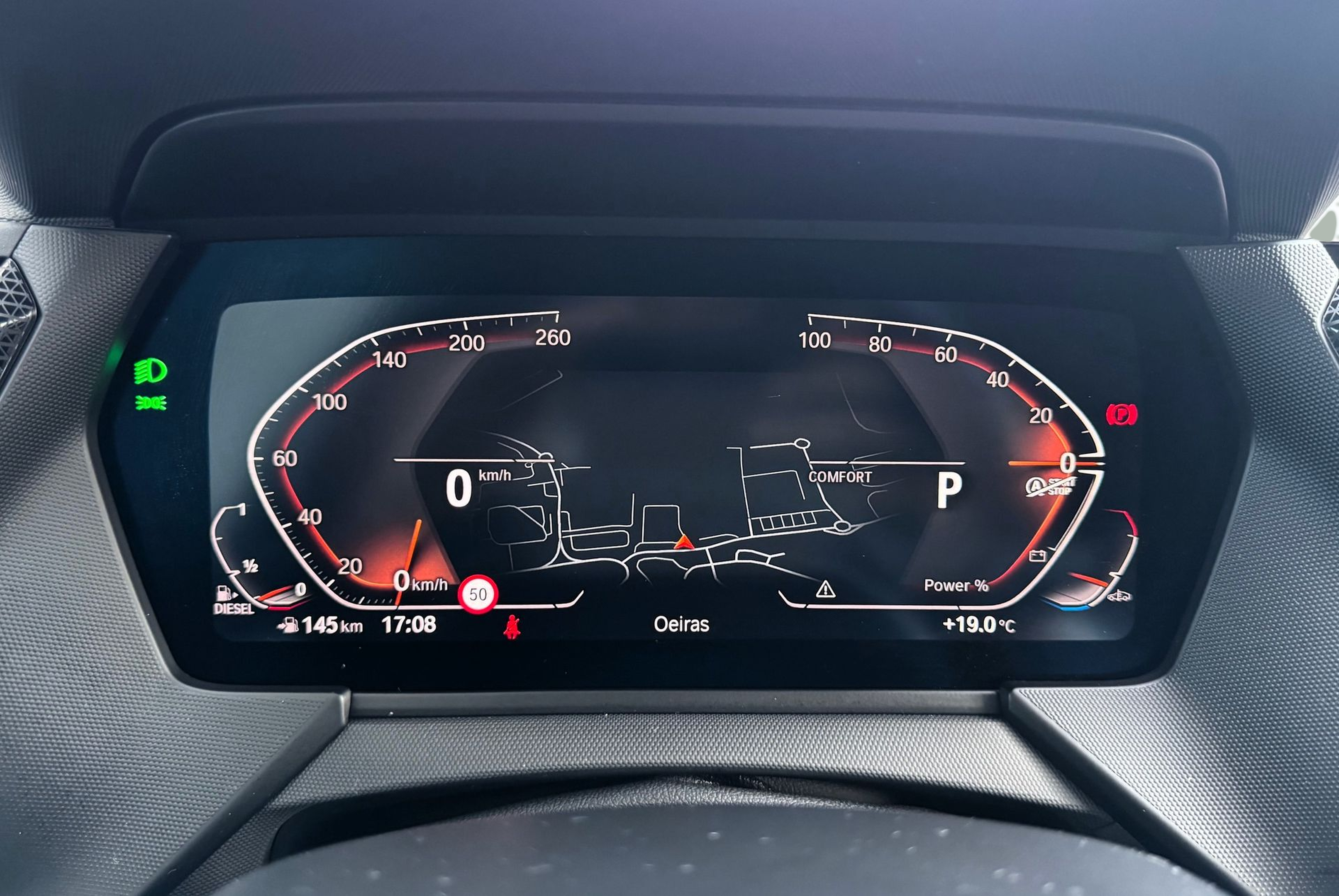 BMW Série 1 116d color Blanco. Año 2024. 85KW(116CV). Diesel. En concesionario Santogal Oeiras de Oeiras