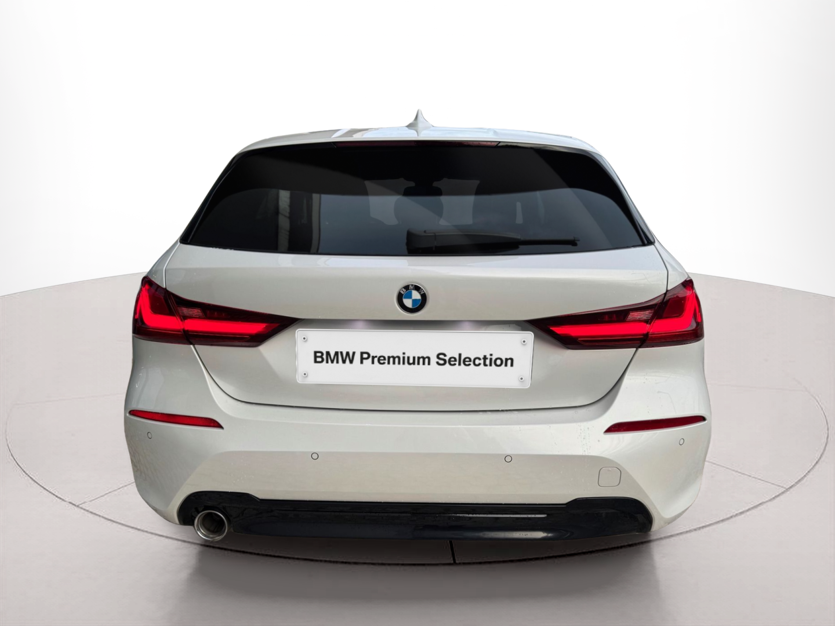 BMW Série 1 116d color Blanco. Año 2024. 85KW(116CV). Diesel. En concesionario Santogal Oeiras de Oeiras