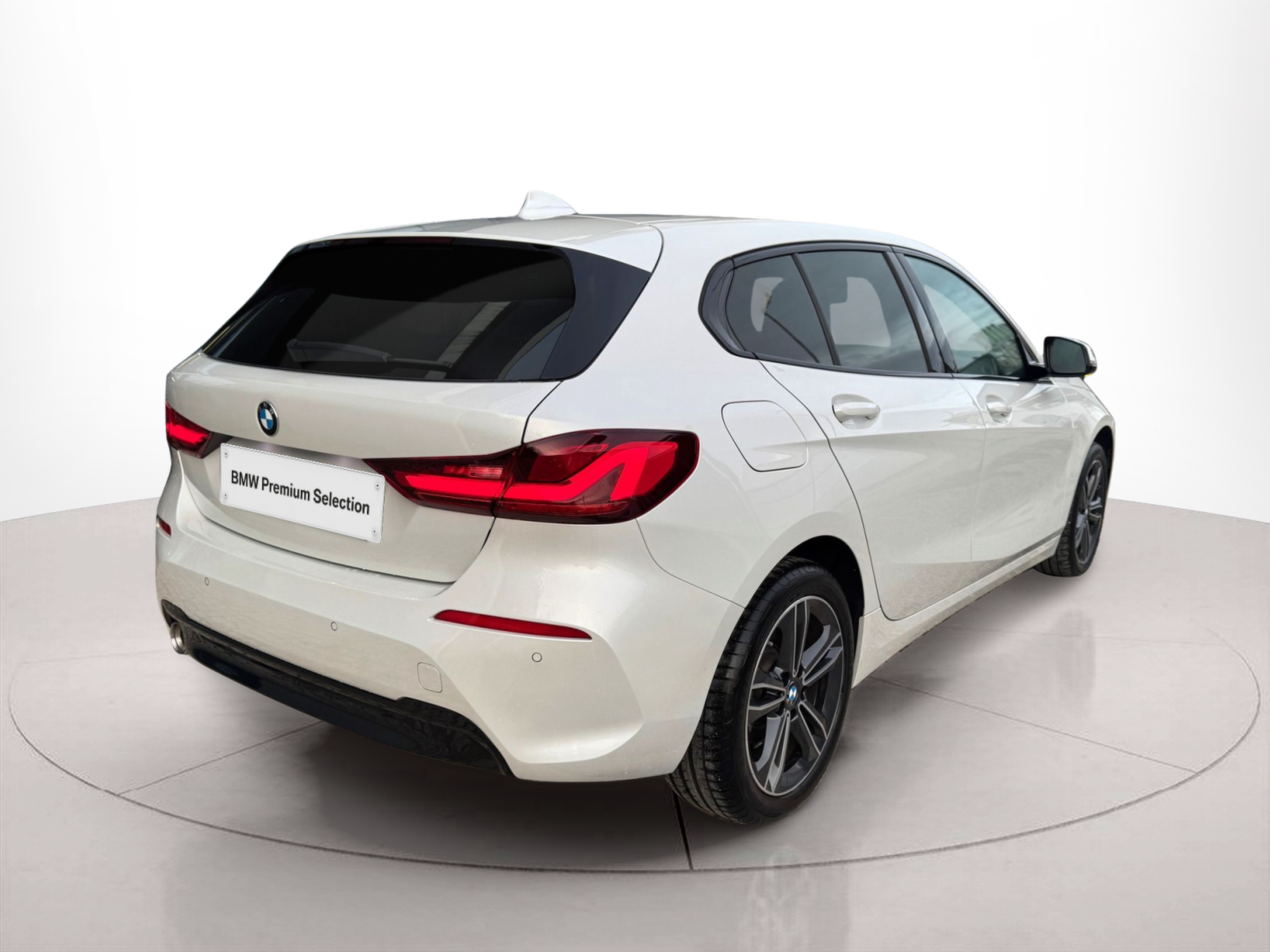 BMW Série 1 116d color Blanco. Año 2024. 85KW(116CV). Diesel. En concesionario Santogal Oeiras de Oeiras
