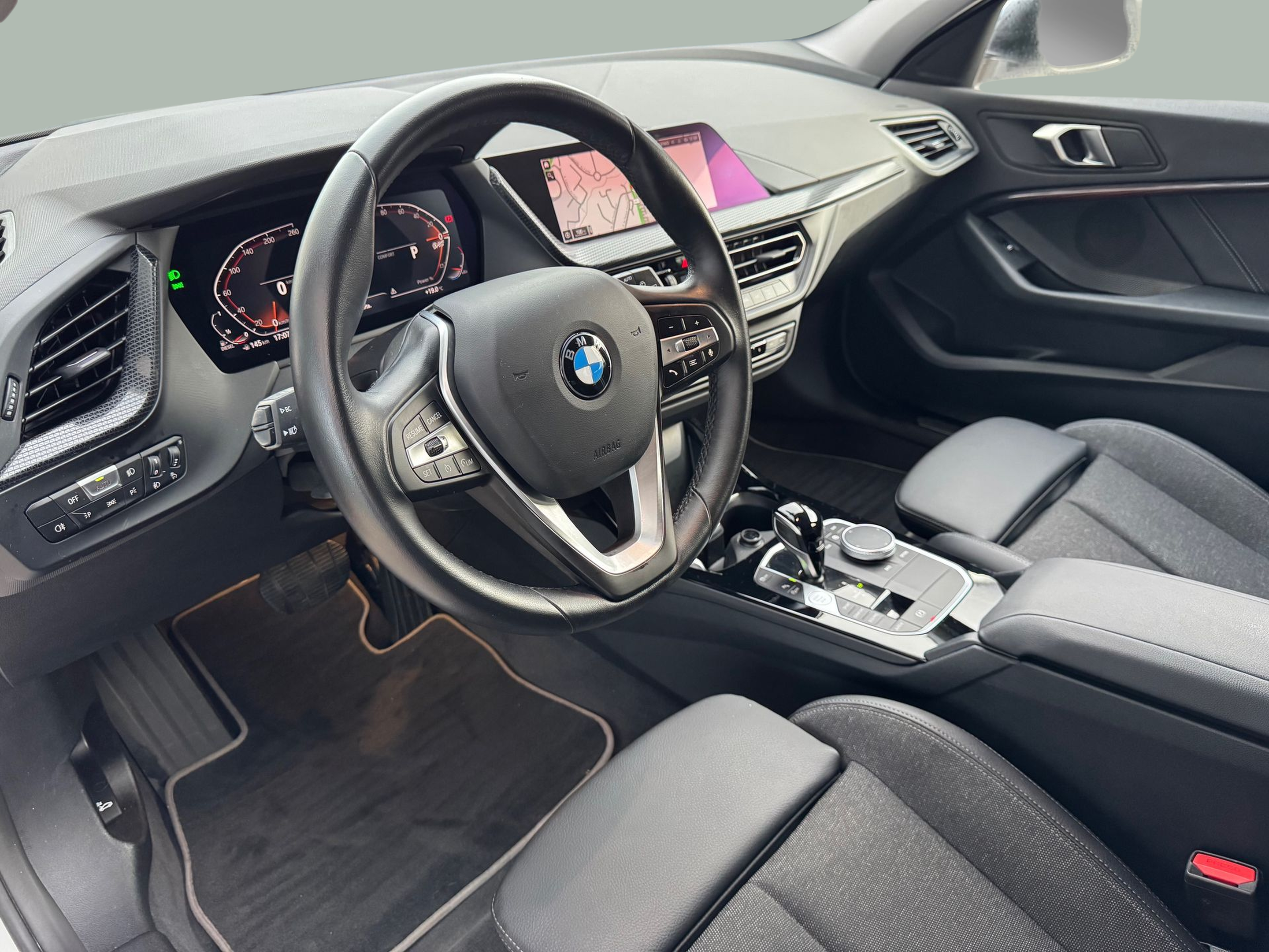 BMW Série 1 116d color Blanco. Año 2024. 85KW(116CV). Diesel. En concesionario Santogal Oeiras de Oeiras