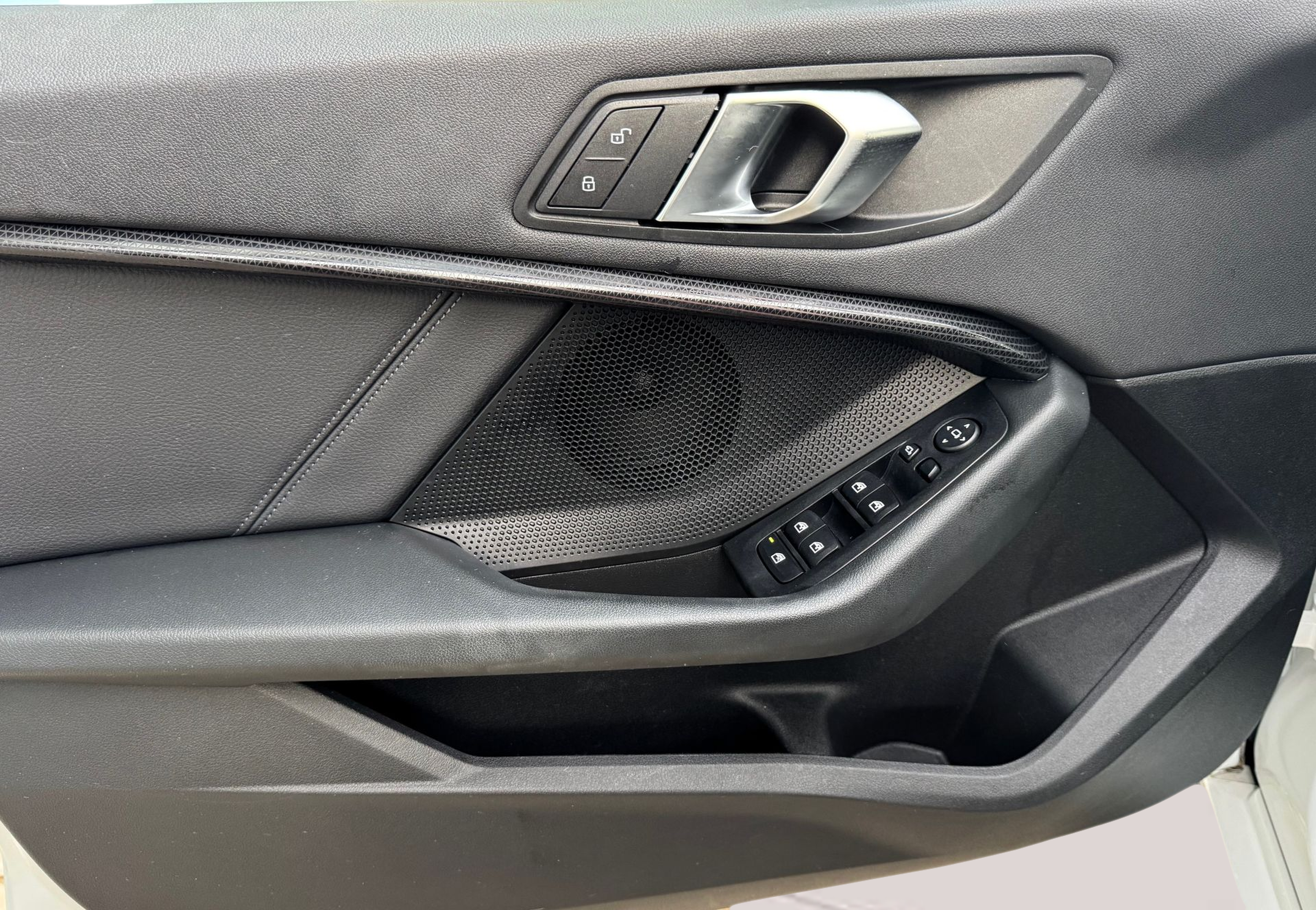 BMW Série 1 116d color Blanco. Año 2024. 85KW(116CV). Diesel. En concesionario Santogal Oeiras de Oeiras