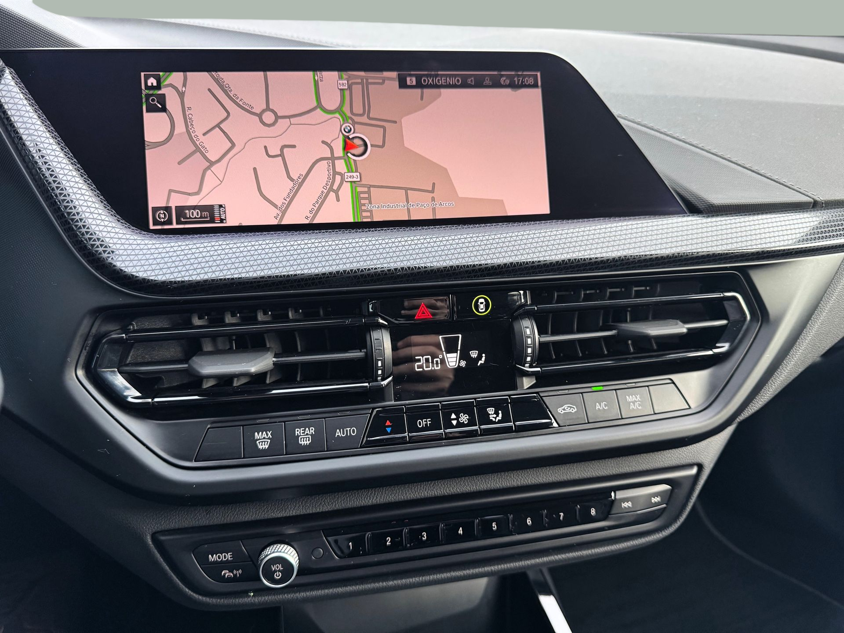 BMW Série 1 116d color Blanco. Año 2024. 85KW(116CV). Diesel. En concesionario Santogal Oeiras de Oeiras