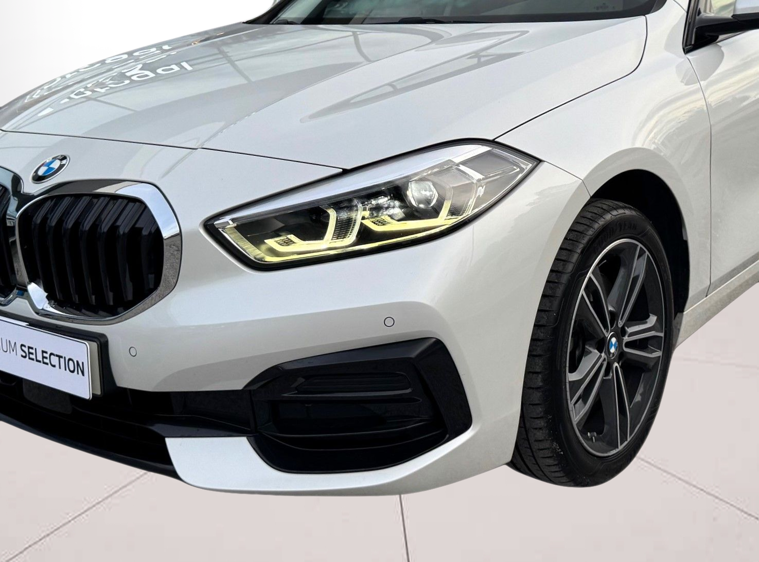 BMW Série 1 116d color Blanco. Año 2024. 85KW(116CV). Diesel. En concesionario Santogal Oeiras de Oeiras