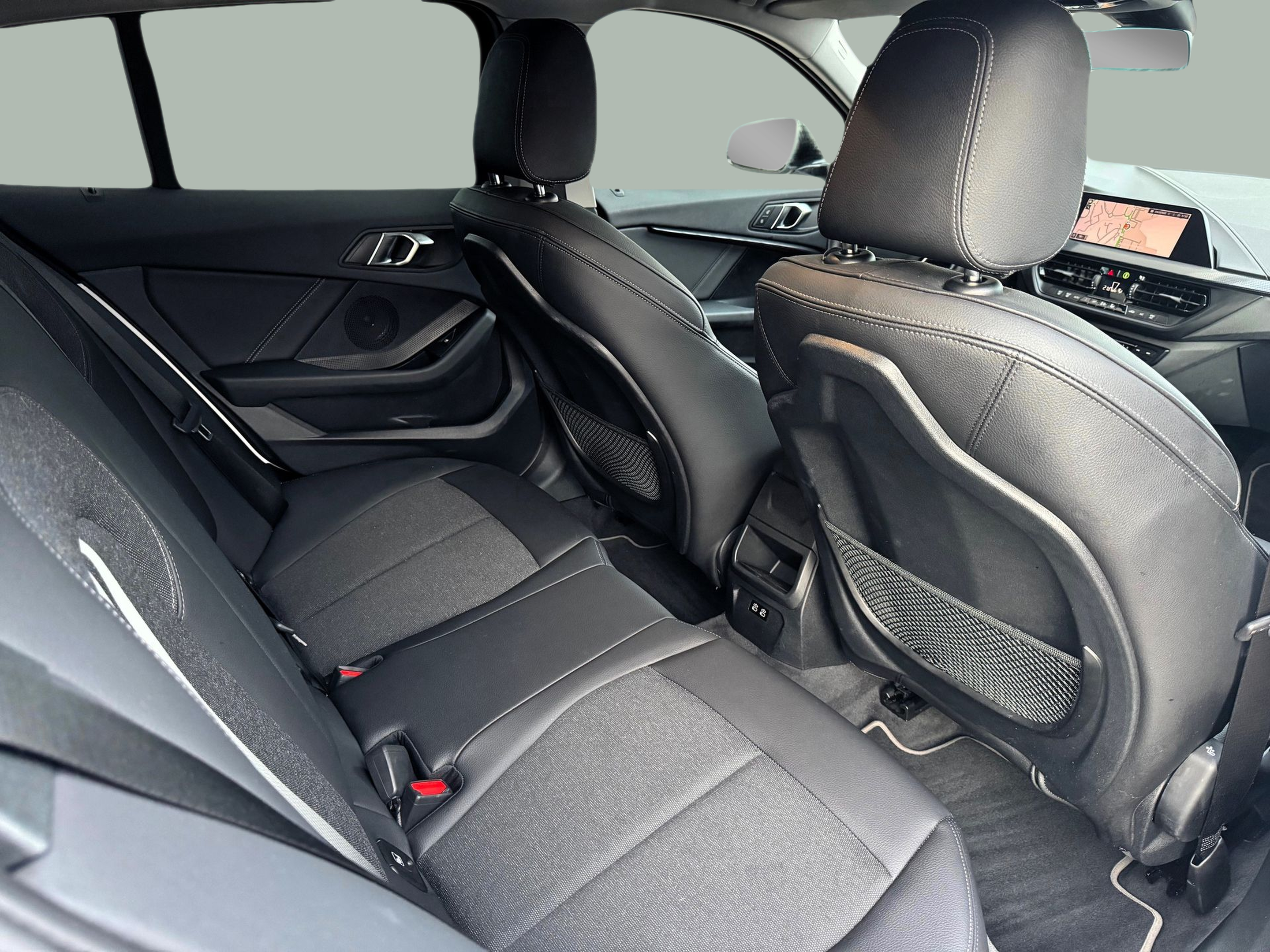 BMW Série 1 116d color Blanco. Año 2024. 85KW(116CV). Diesel. En concesionario Santogal Oeiras de Oeiras