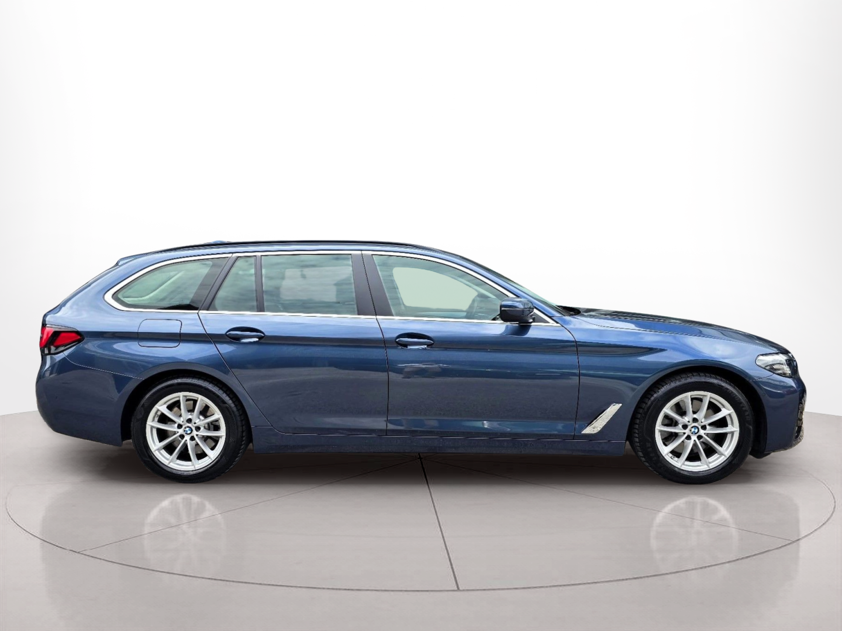 Fotos de BMW Série 5 520d Touring color Azul. Año 2024. 140KW(190CV). Diesel. En concesionario Santogal Oeiras de Oeiras