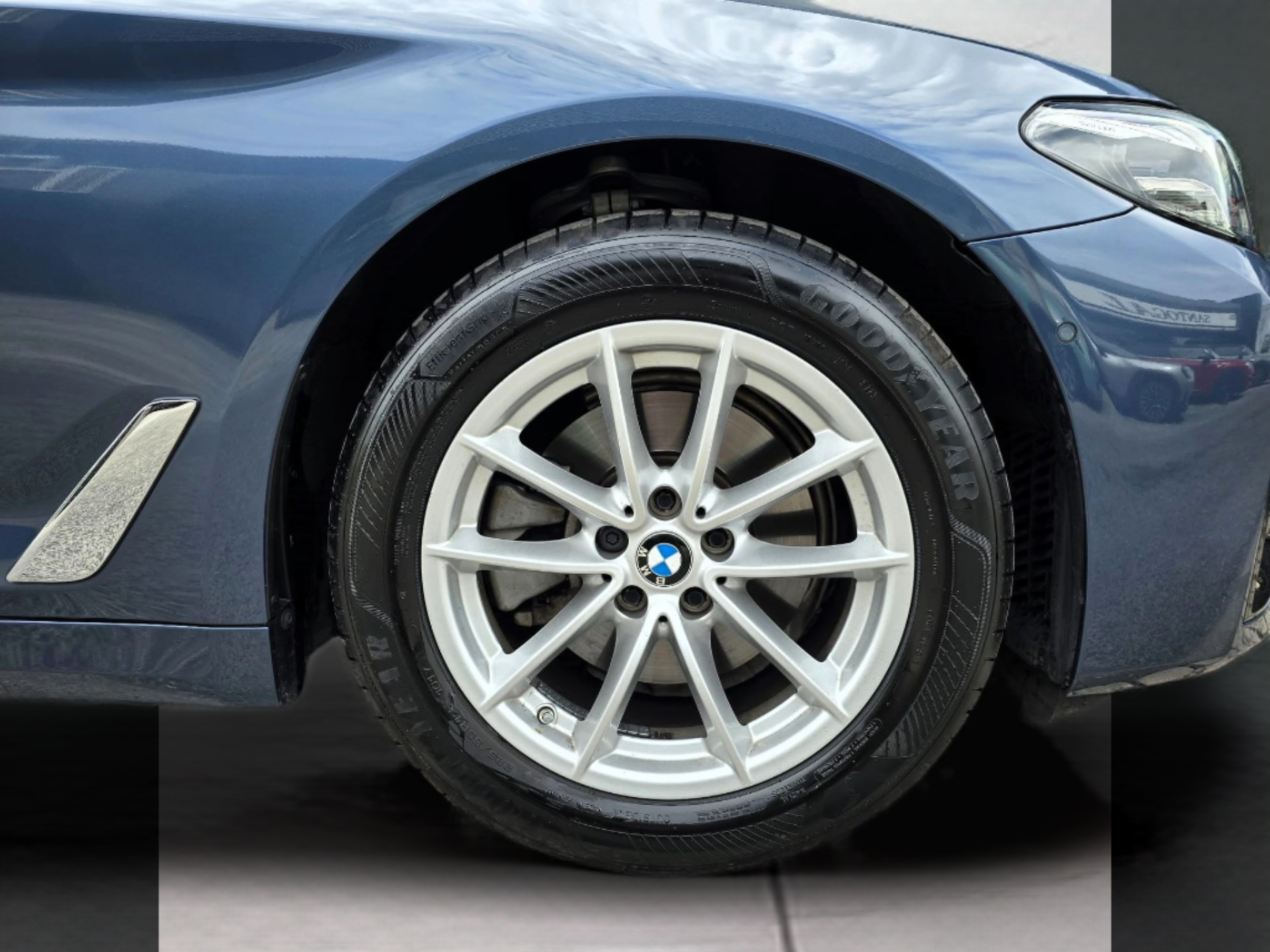 BMW Série 5 520d Touring color Azul. Año 2024. 140KW(190CV). Diesel. En concesionario Santogal Oeiras de Oeiras