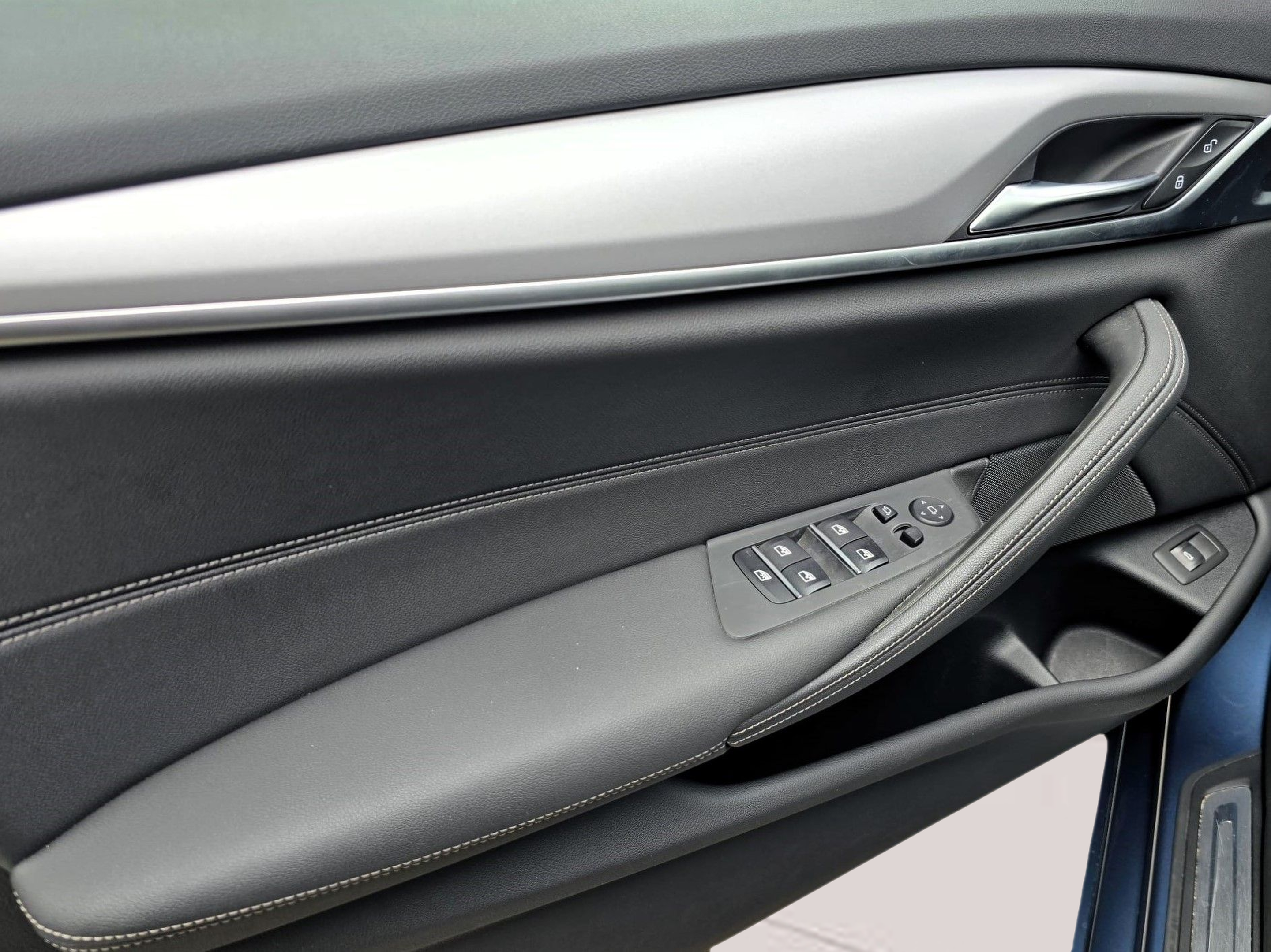 BMW Série 5 520d Touring color Azul. Año 2024. 140KW(190CV). Diesel. En concesionario Santogal Oeiras de Oeiras