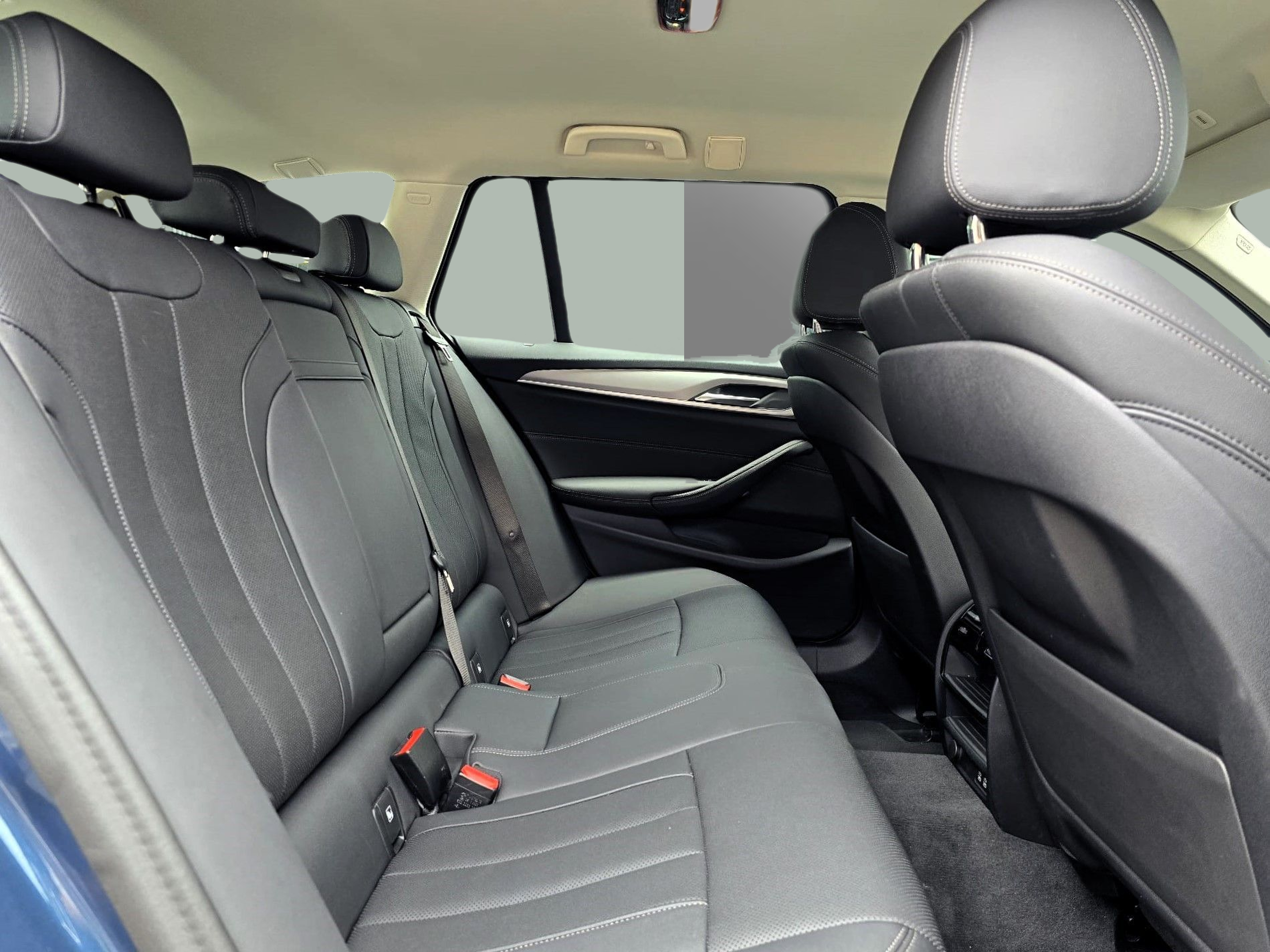 BMW Série 5 520d Touring color Azul. Año 2024. 140KW(190CV). Diesel. En concesionario Santogal Oeiras de Oeiras