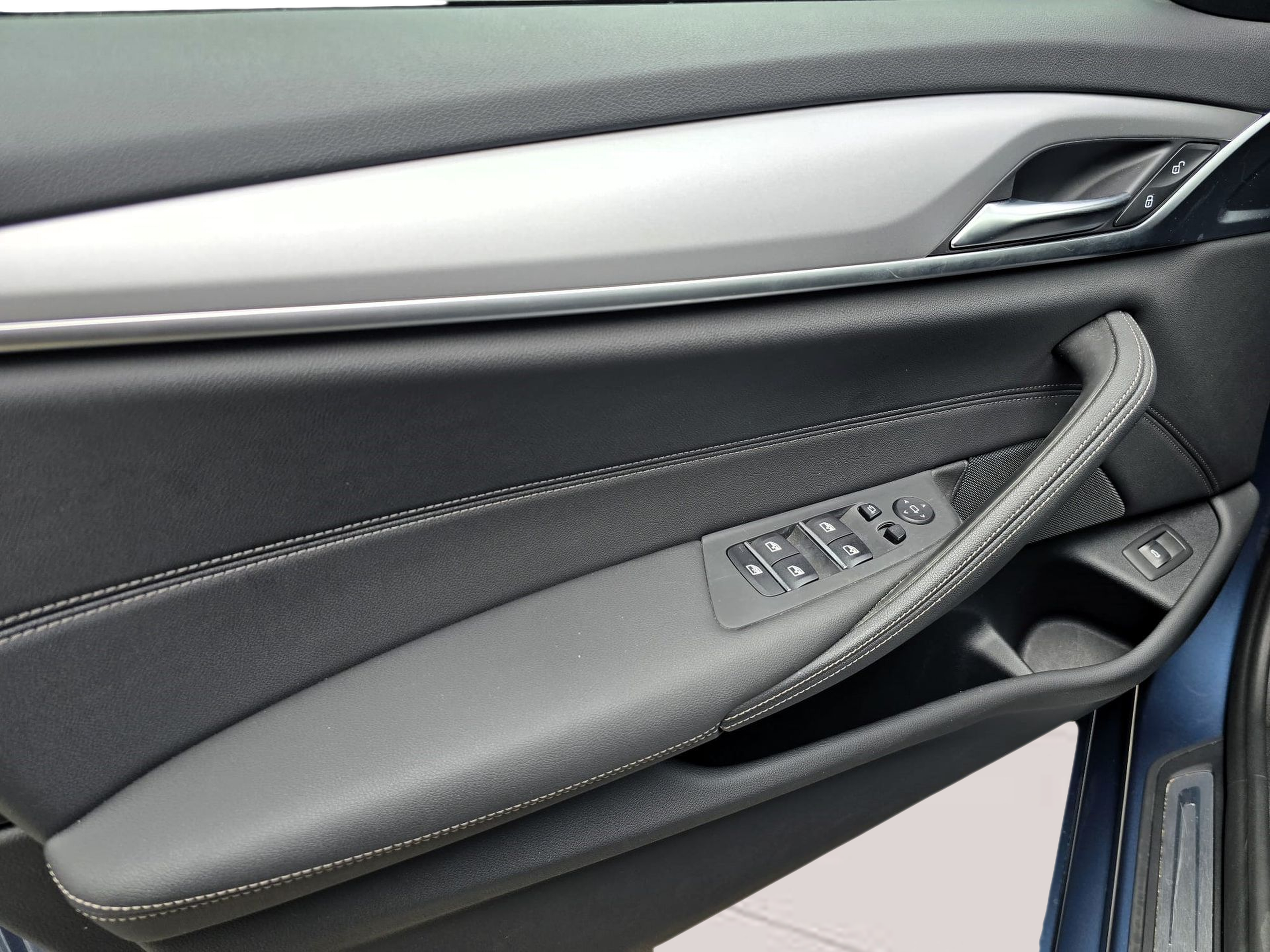 BMW Série 5 520d Touring color Azul. Año 2024. 140KW(190CV). Diesel. En concesionario Santogal Oeiras de Oeiras