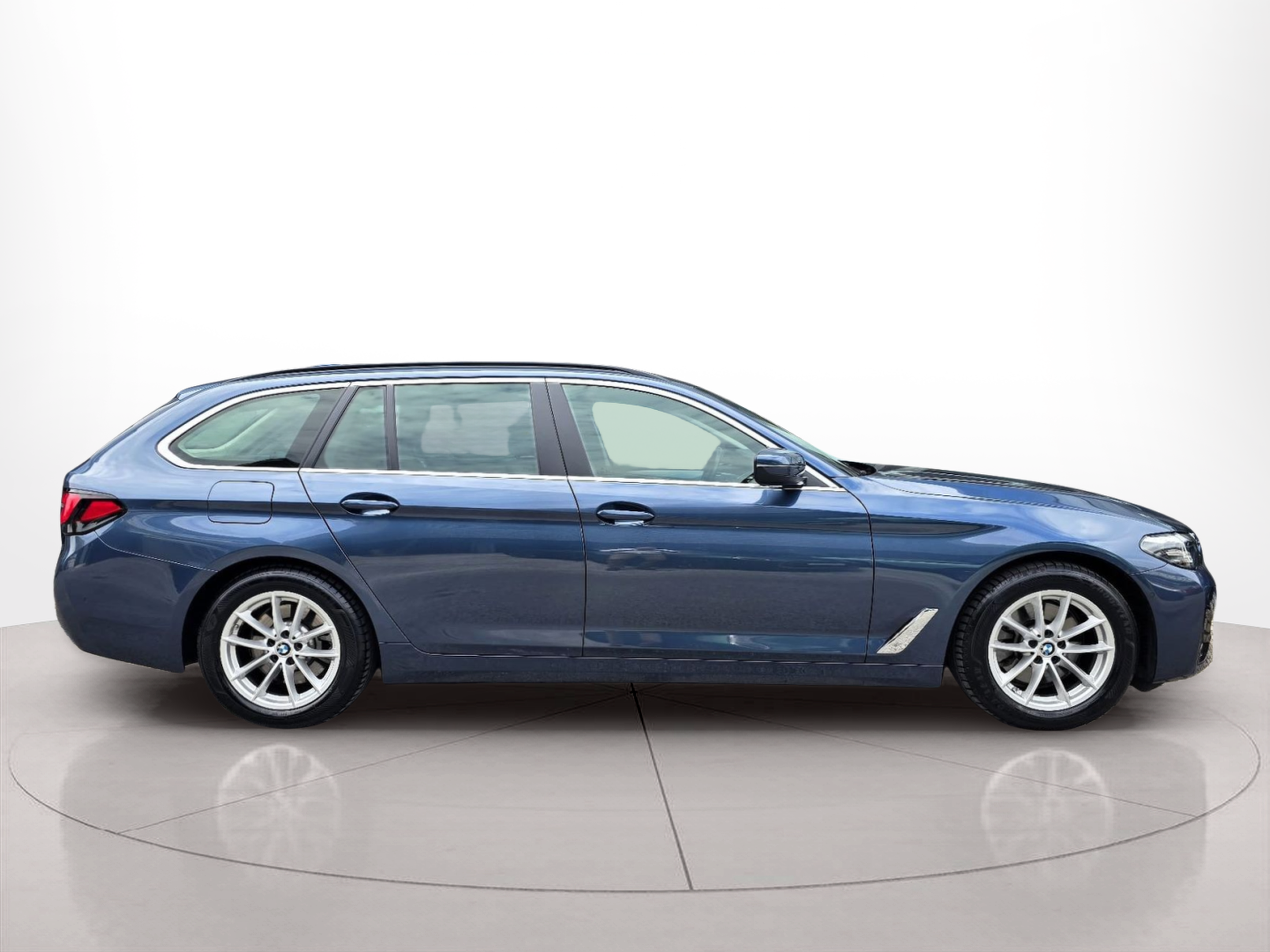 Fotos de BMW Série 5 520d Touring color Azul. Año 2024. 140KW(190CV). Diesel. En concesionario Santogal Oeiras de Oeiras