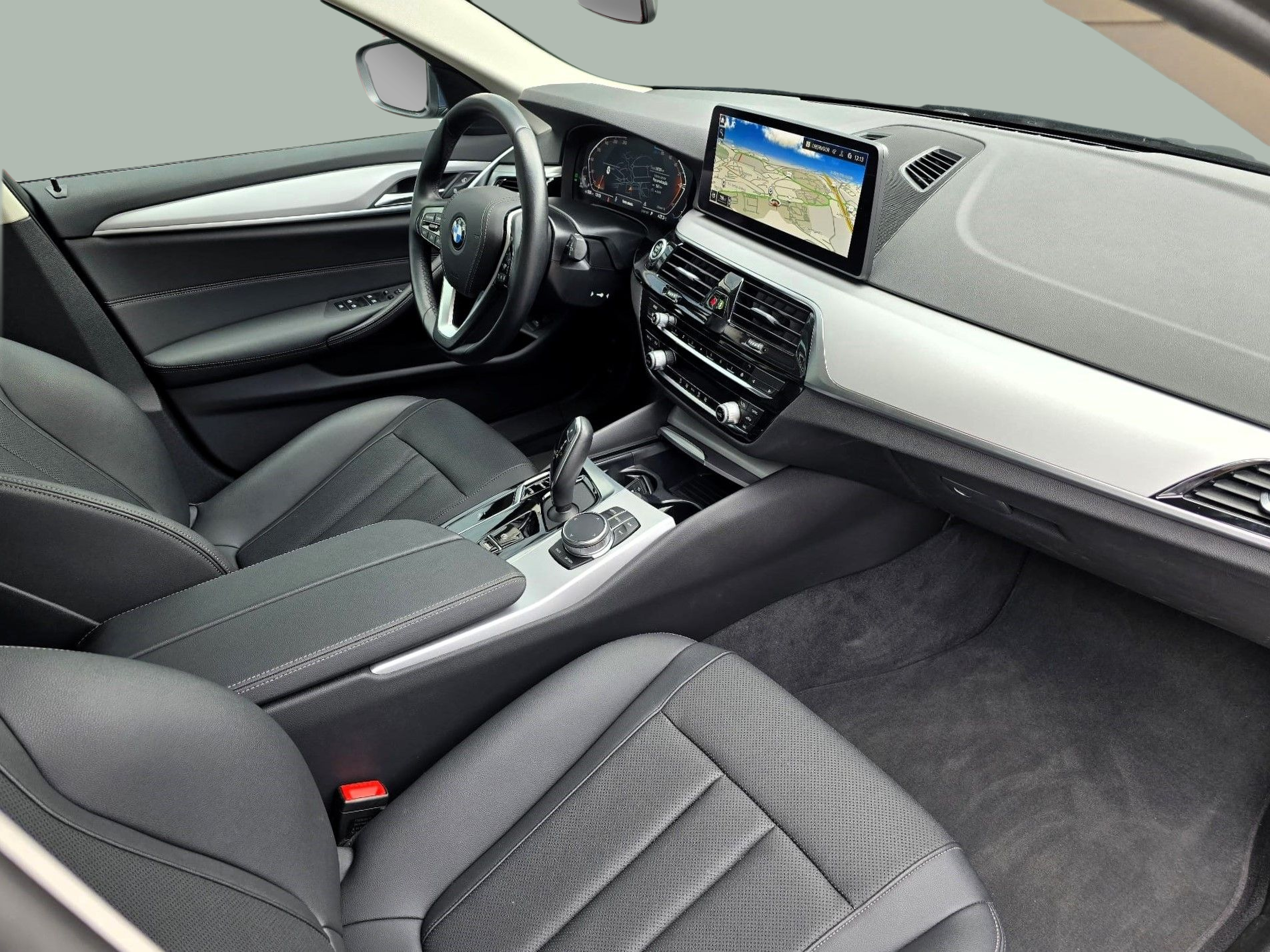 BMW Série 5 520d Touring color Azul. Año 2024. 140KW(190CV). Diesel. En concesionario Santogal Oeiras de Oeiras