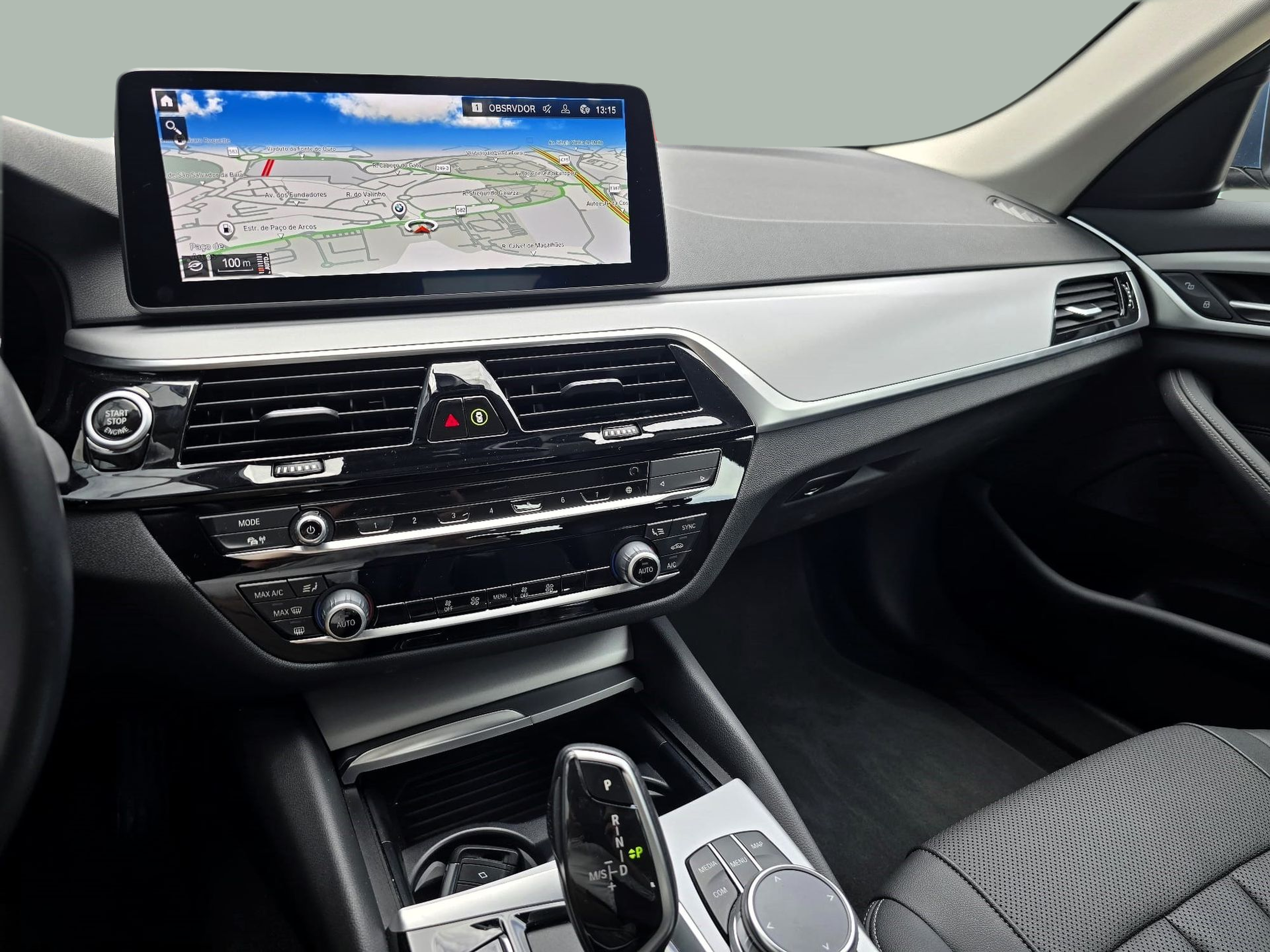 BMW Série 5 520d Touring color Azul. Año 2024. 140KW(190CV). Diesel. En concesionario Santogal Oeiras de Oeiras